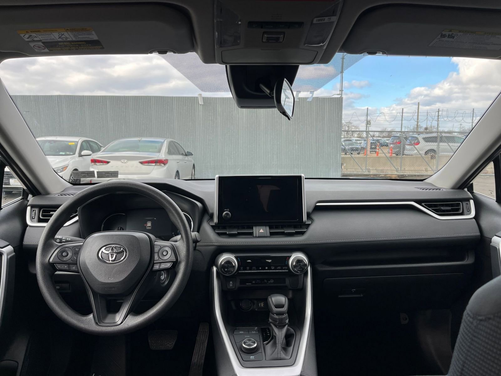 Thumbnail: 2025 Toyota RAV4 - 32