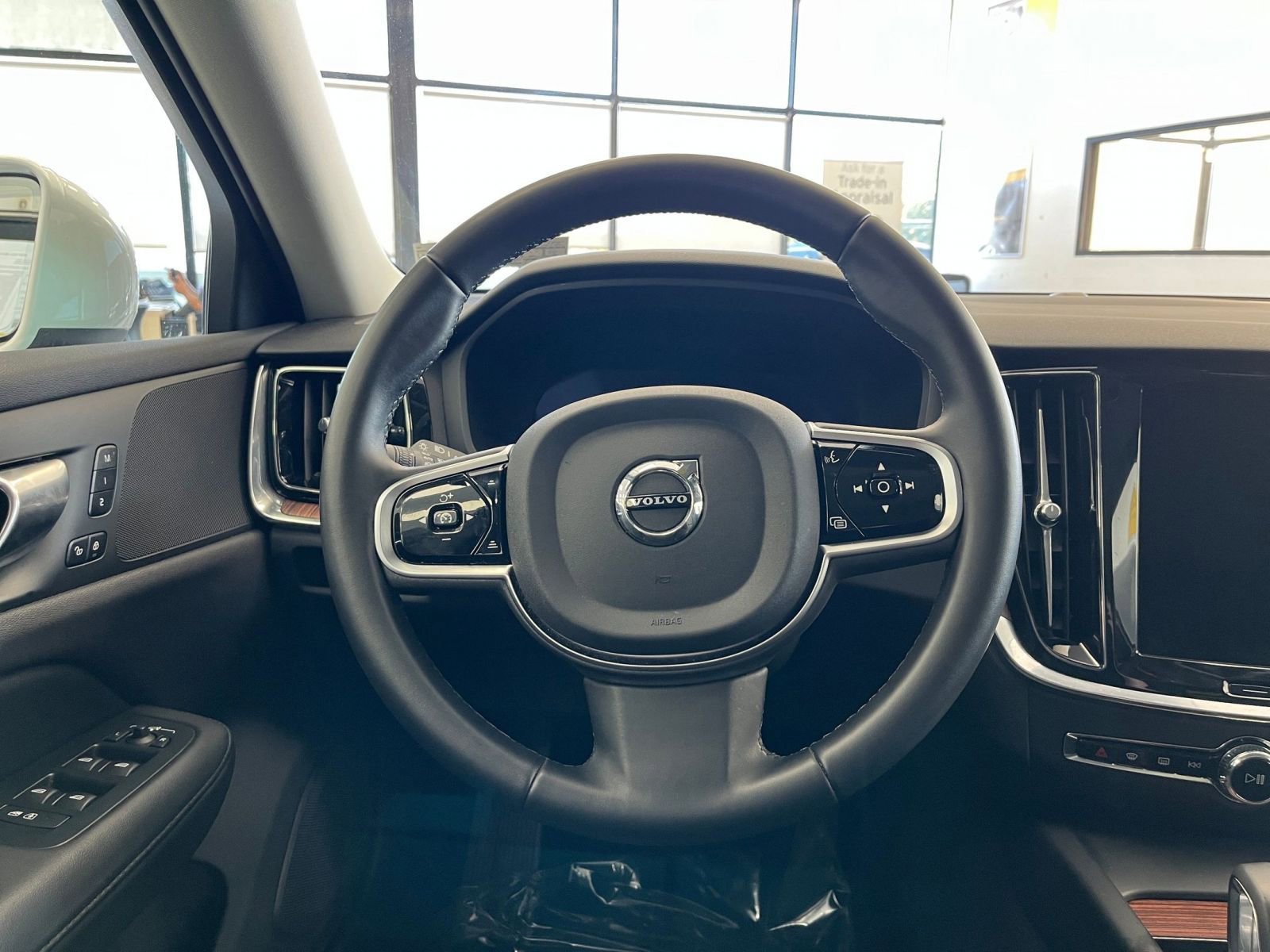 Thumbnail: 2025 Volvo S60 - 28