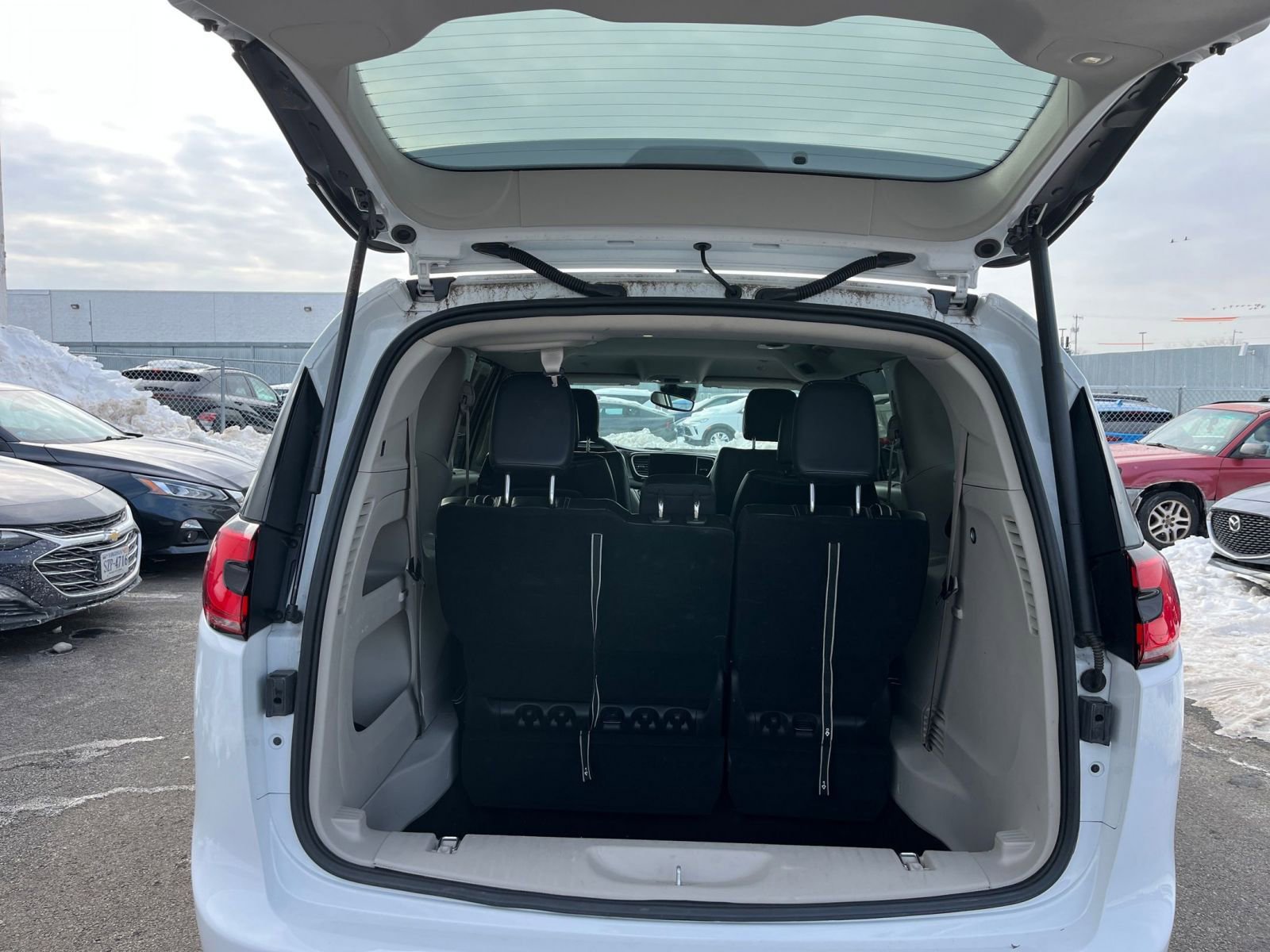 Thumbnail: 2023 Chrysler Pacifica - 32