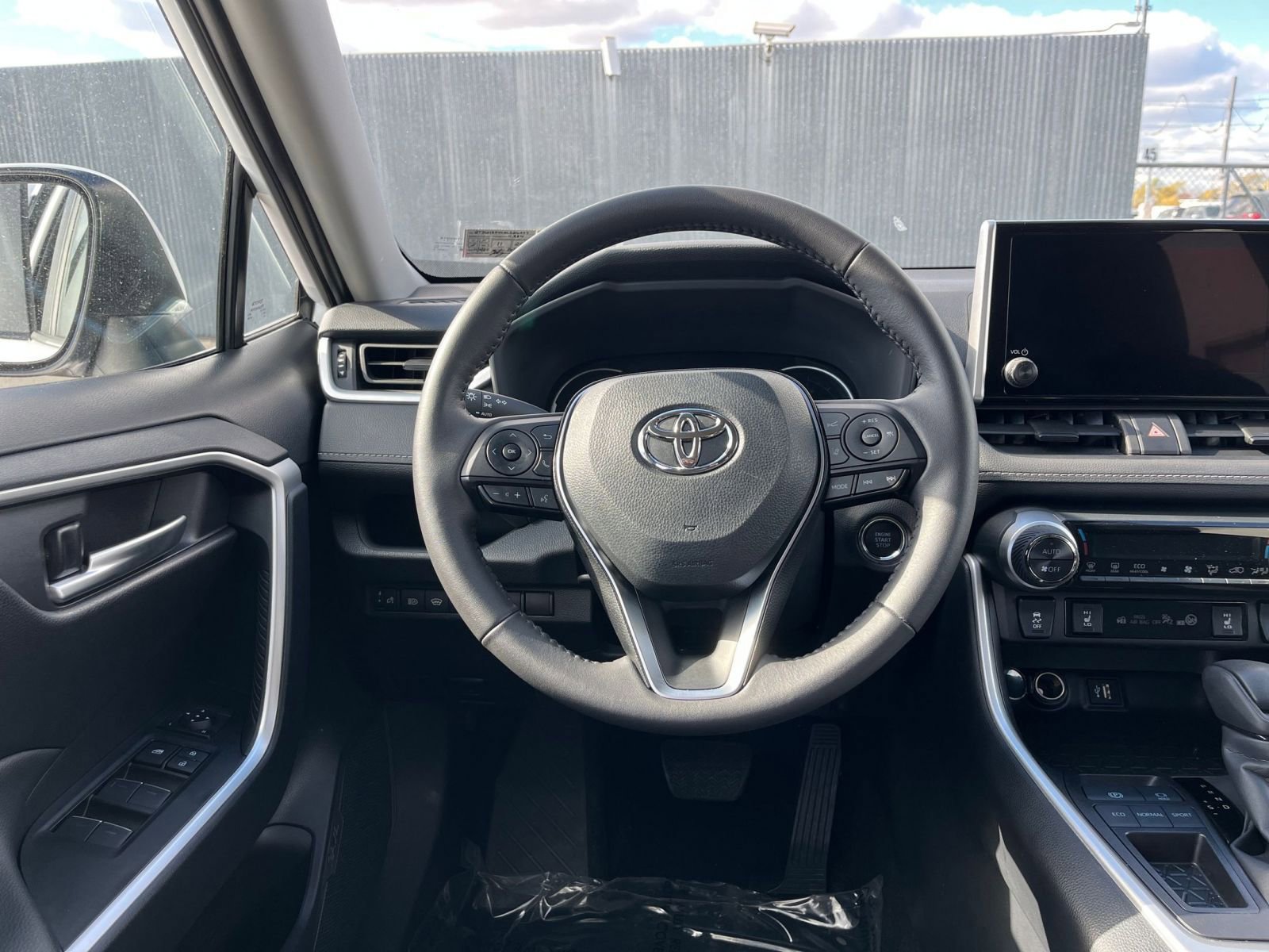 Thumbnail: 2025 Toyota RAV4 - 28