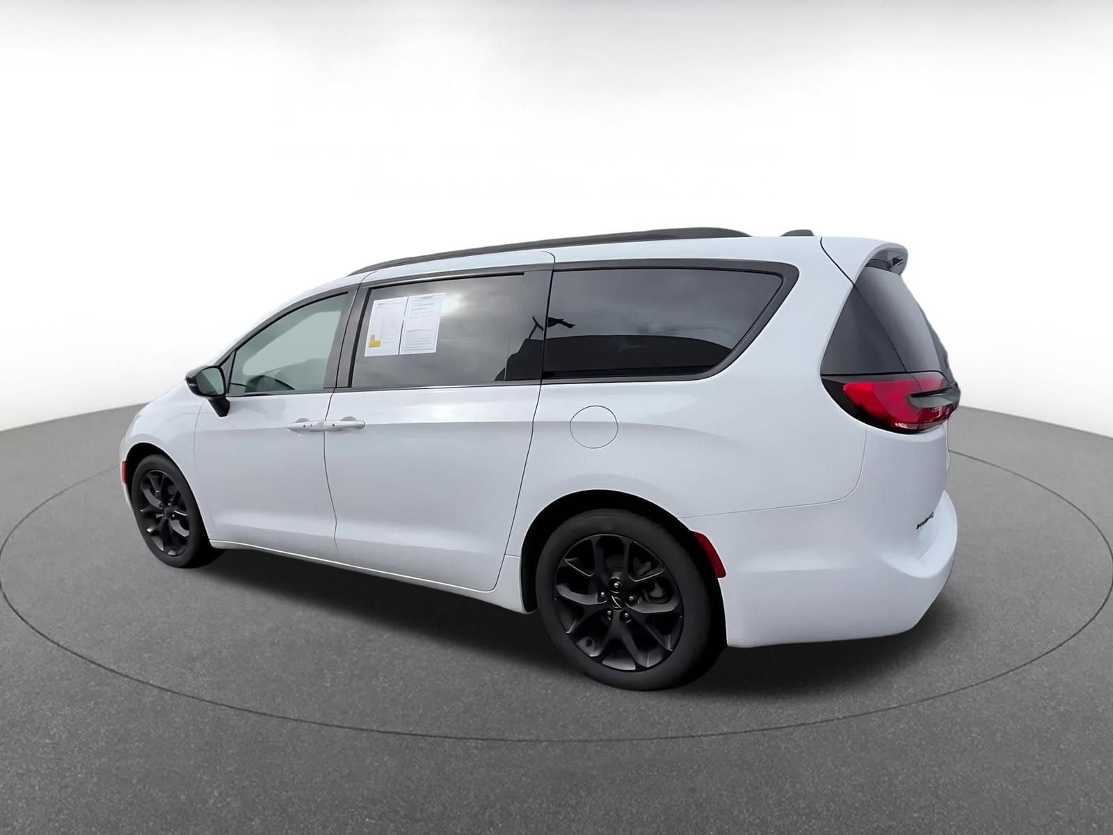 Thumbnail: 2025 Chrysler Pacifica - 10