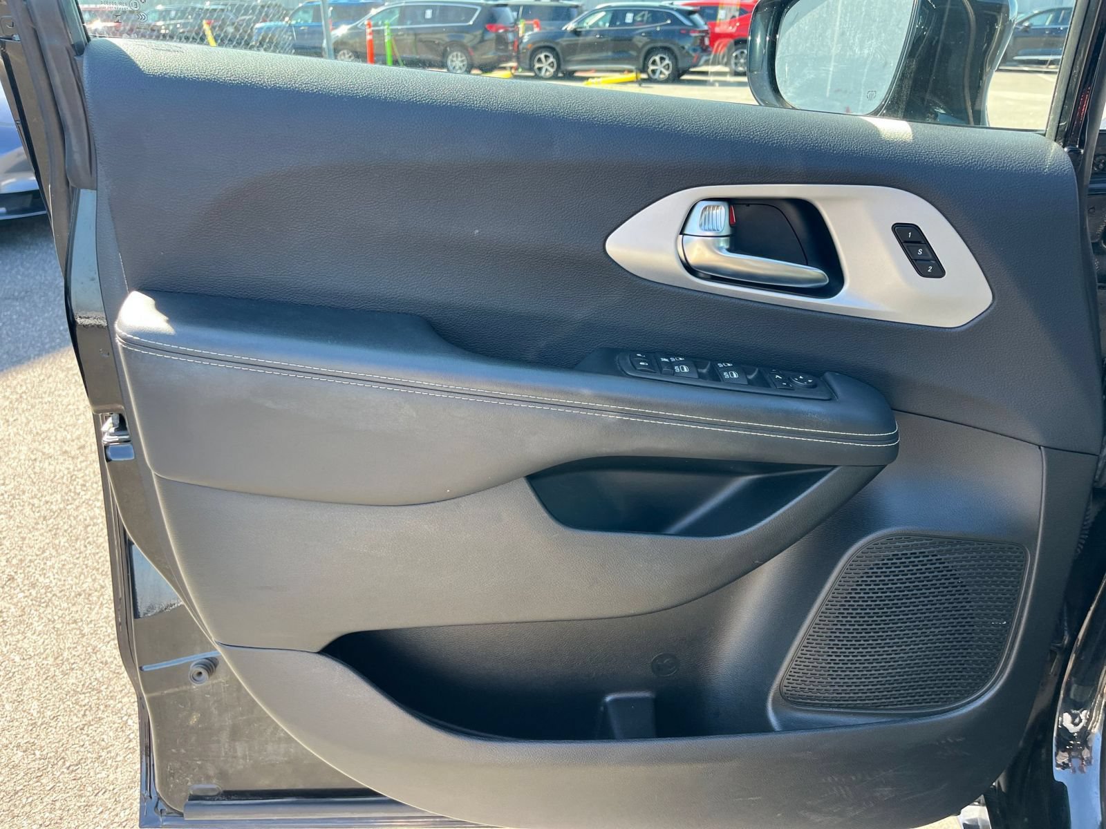 Thumbnail: 2025 Chrysler Pacifica - 18
