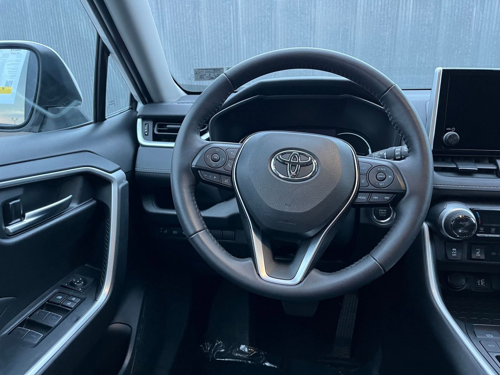 Thumbnail: 2025 Toyota RAV4 - 28