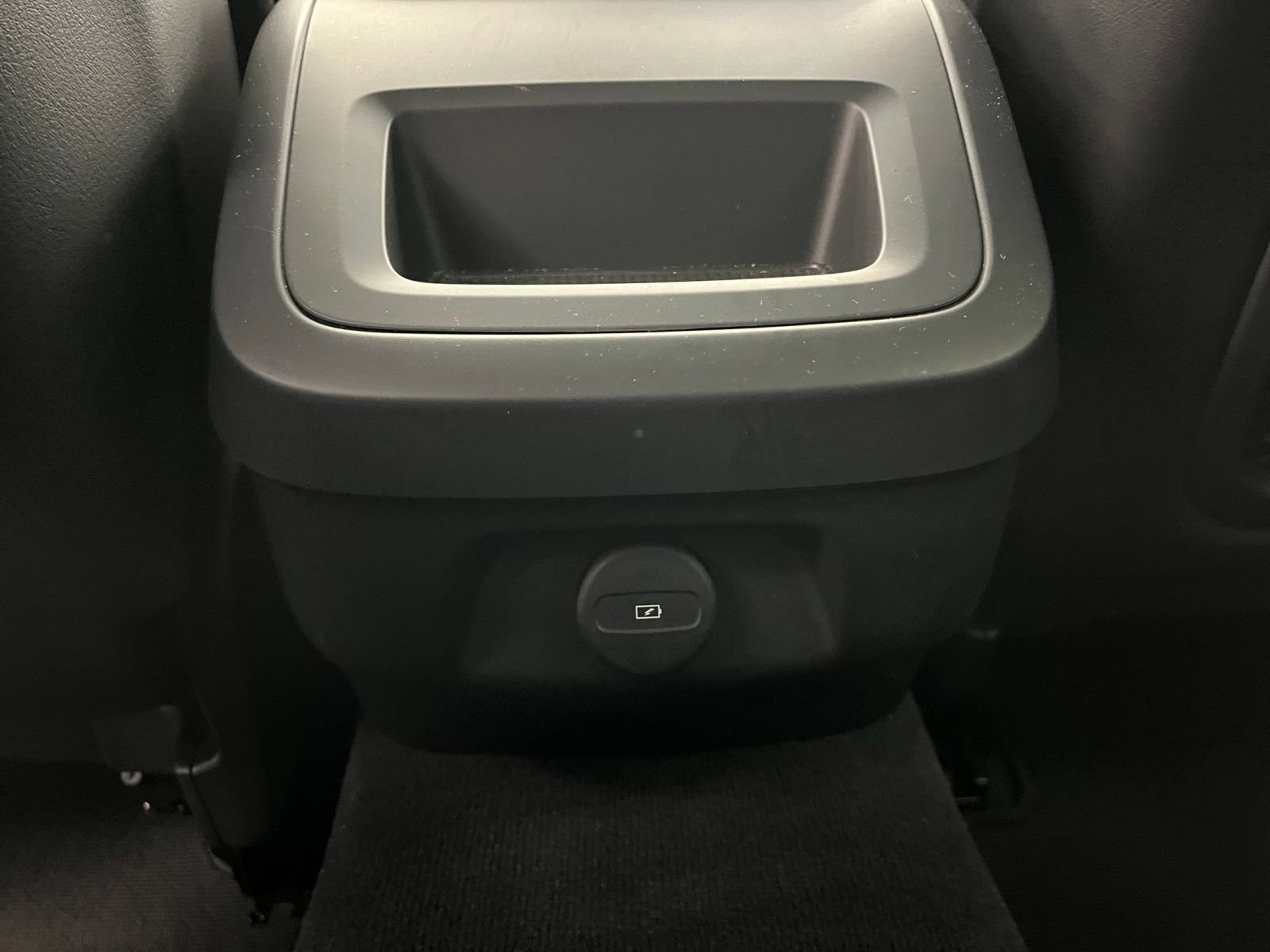 Thumbnail: 2025 Volvo S60 - 25