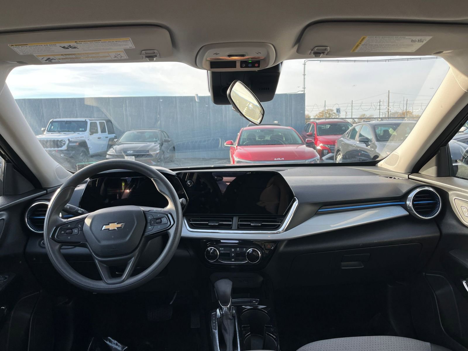 Thumbnail: 2025 Chevrolet Trax - 32