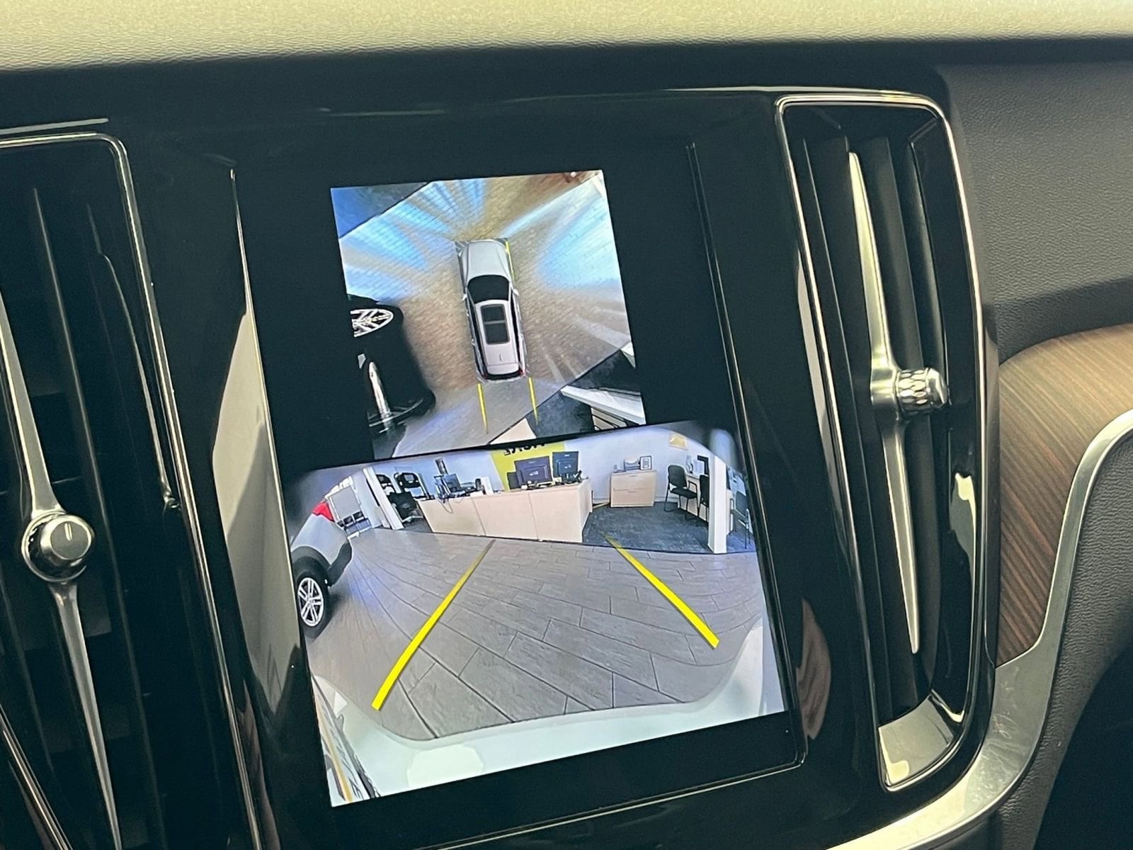 Thumbnail: 2025 Volvo S60 - 17