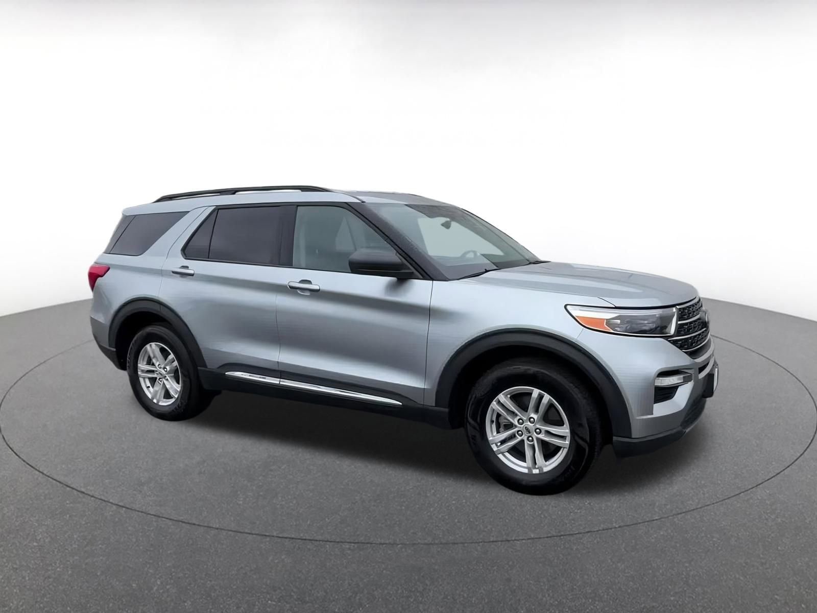 2023 Ford Explorer XLT 2