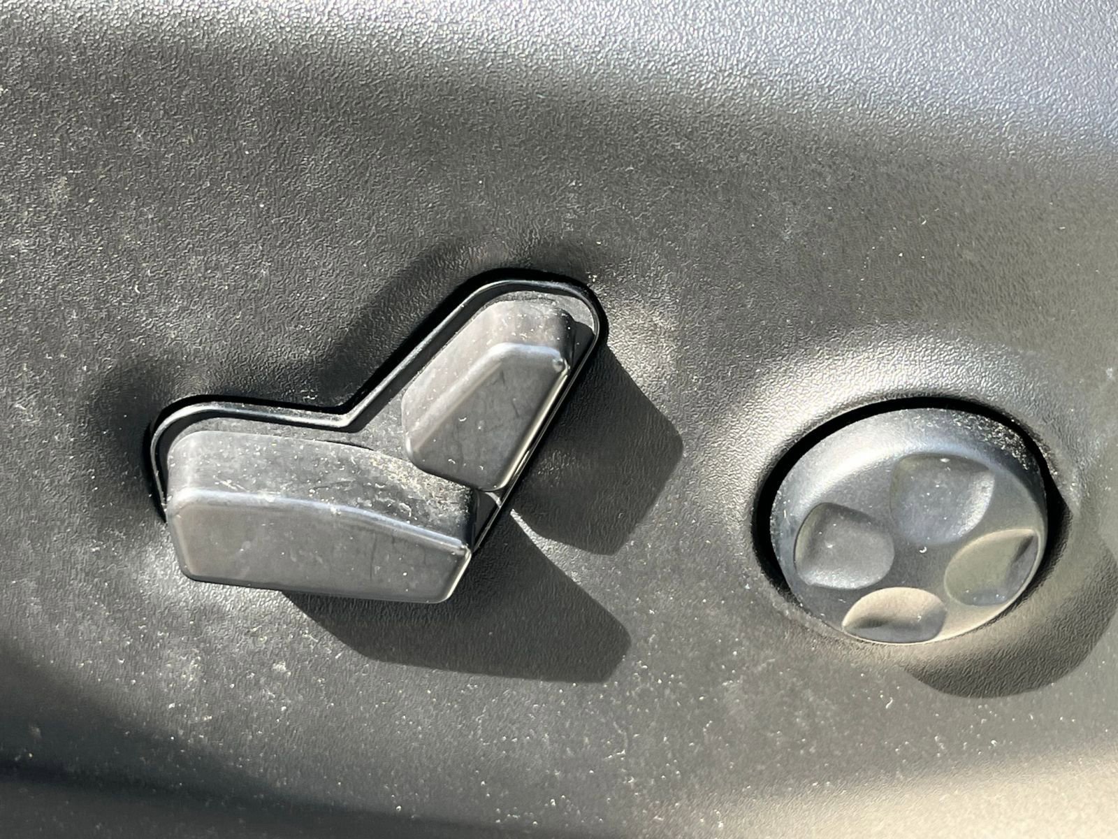 Thumbnail: 2023 Chrysler Voyager - 22