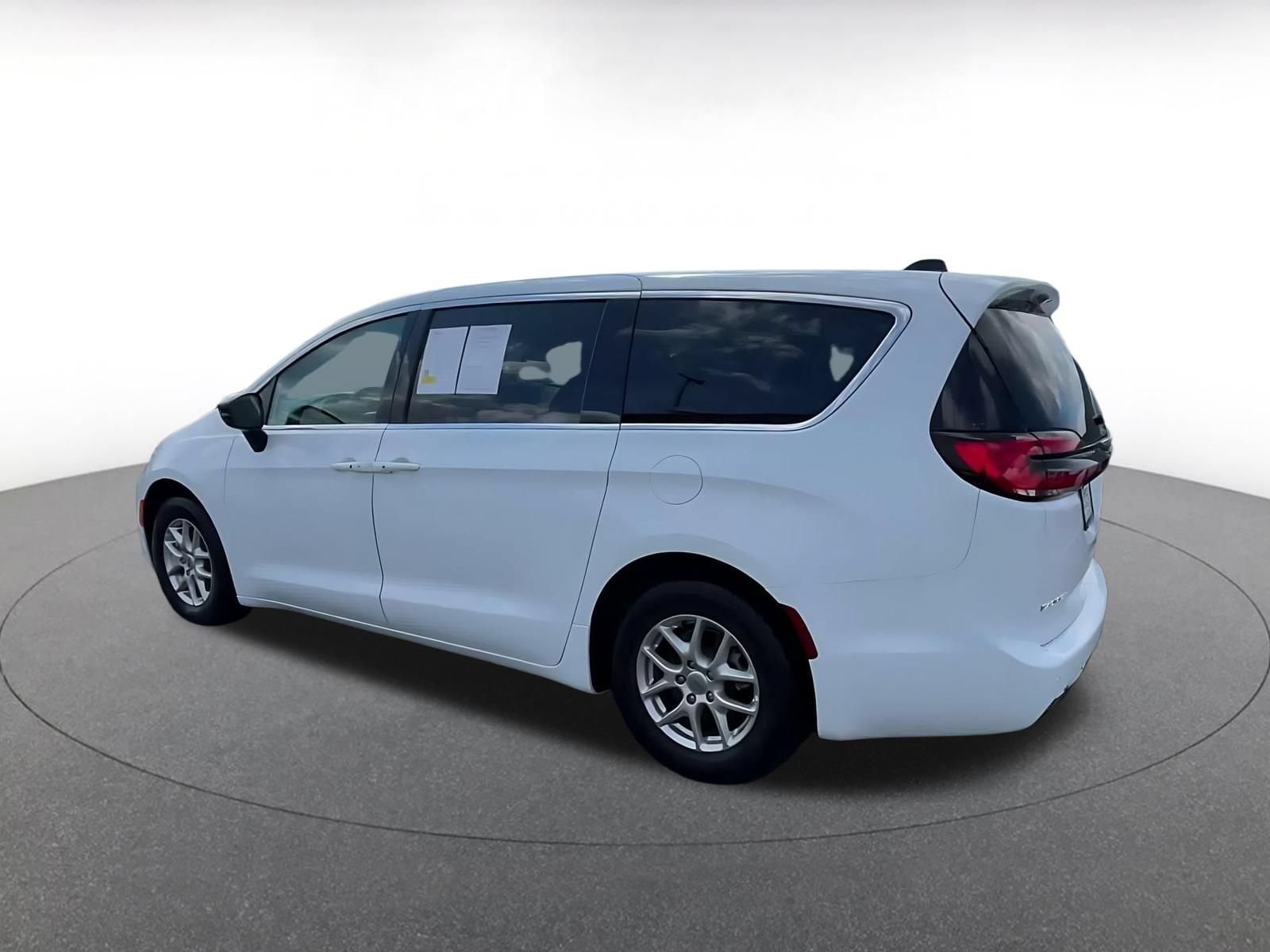 Thumbnail: 2024 Chrysler Pacifica - 9
