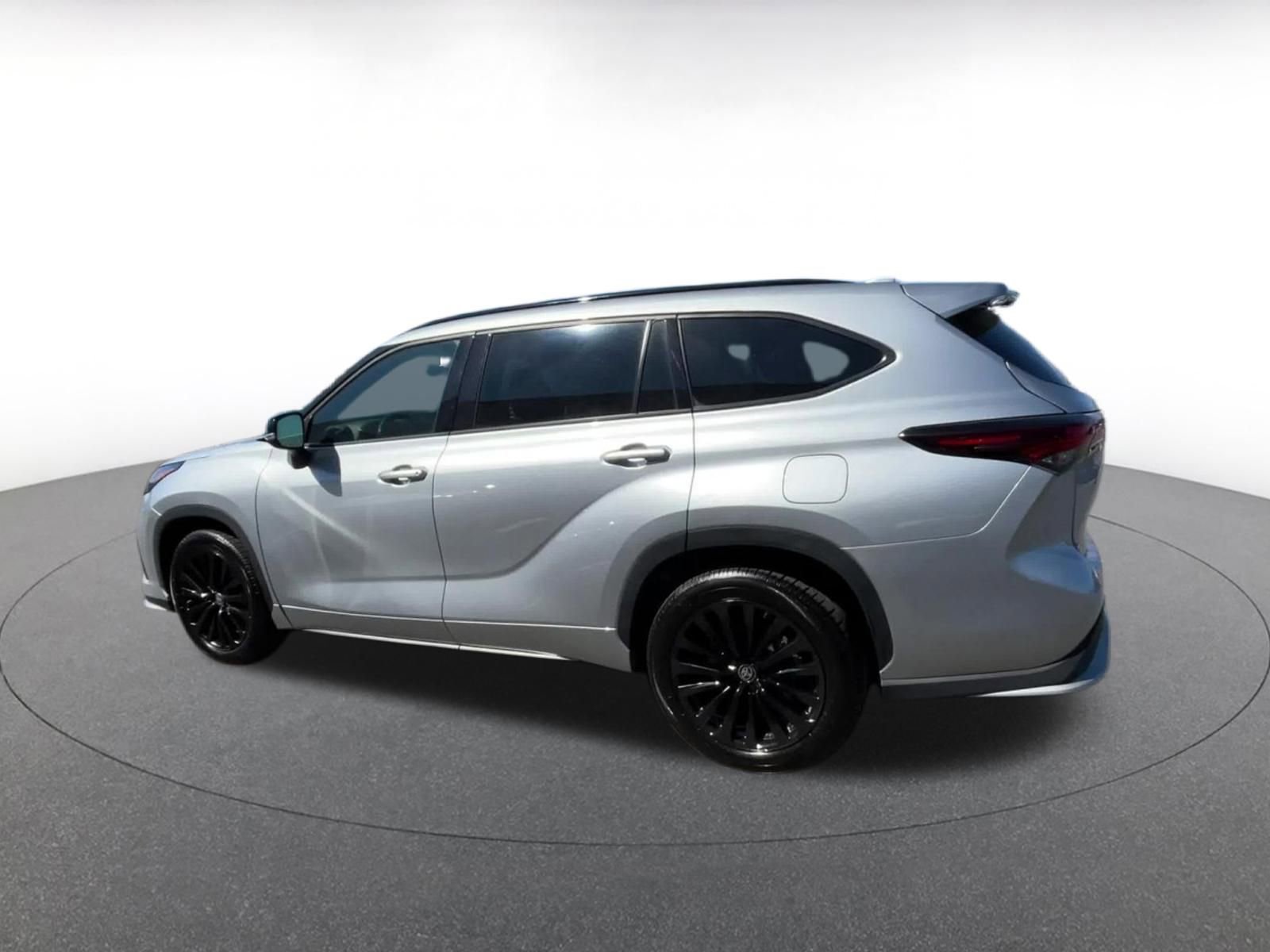 Thumbnail: 2024 Toyota Highlander - 8