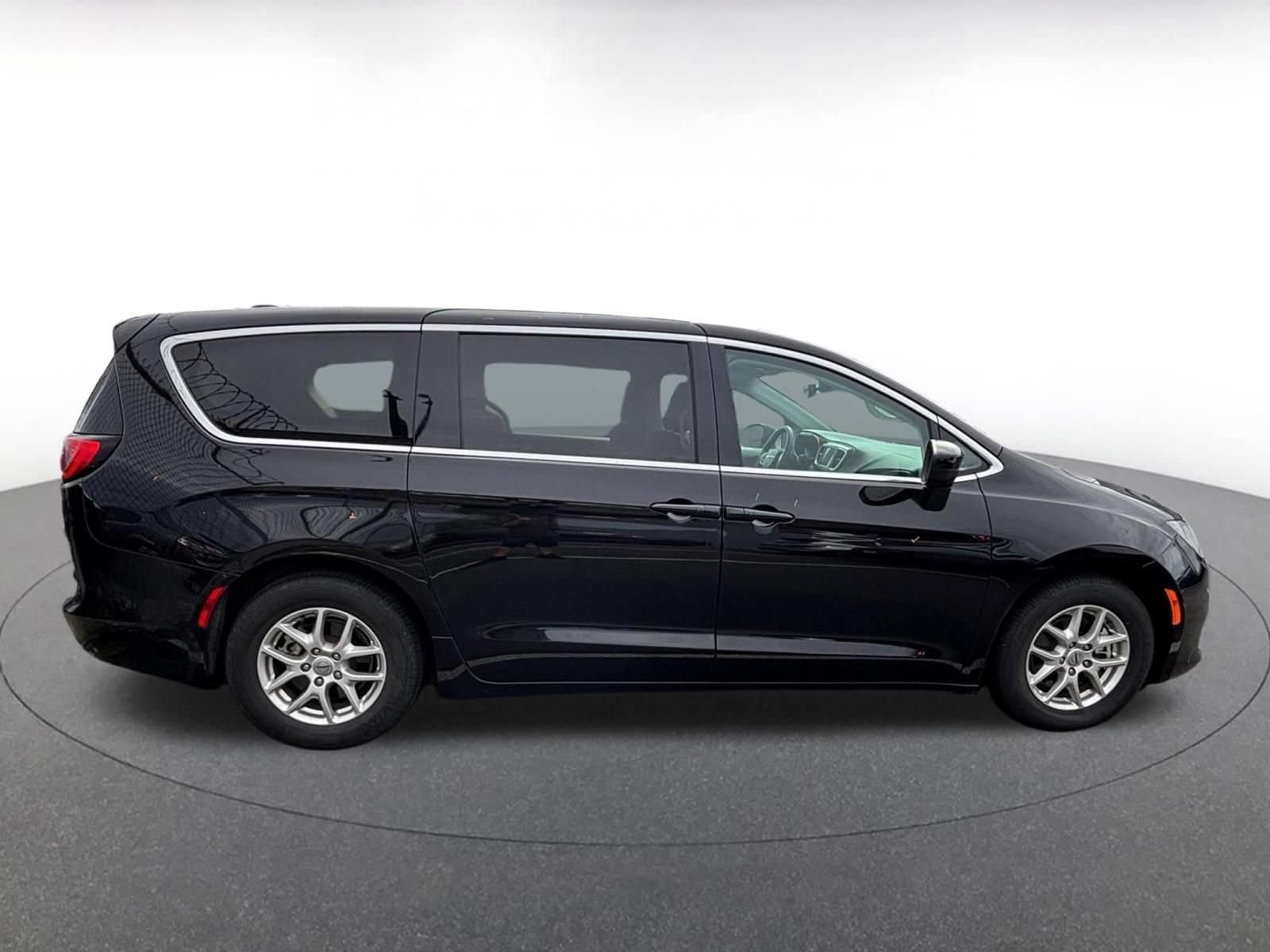 Thumbnail: 2024 Chrysler Voyager - 12