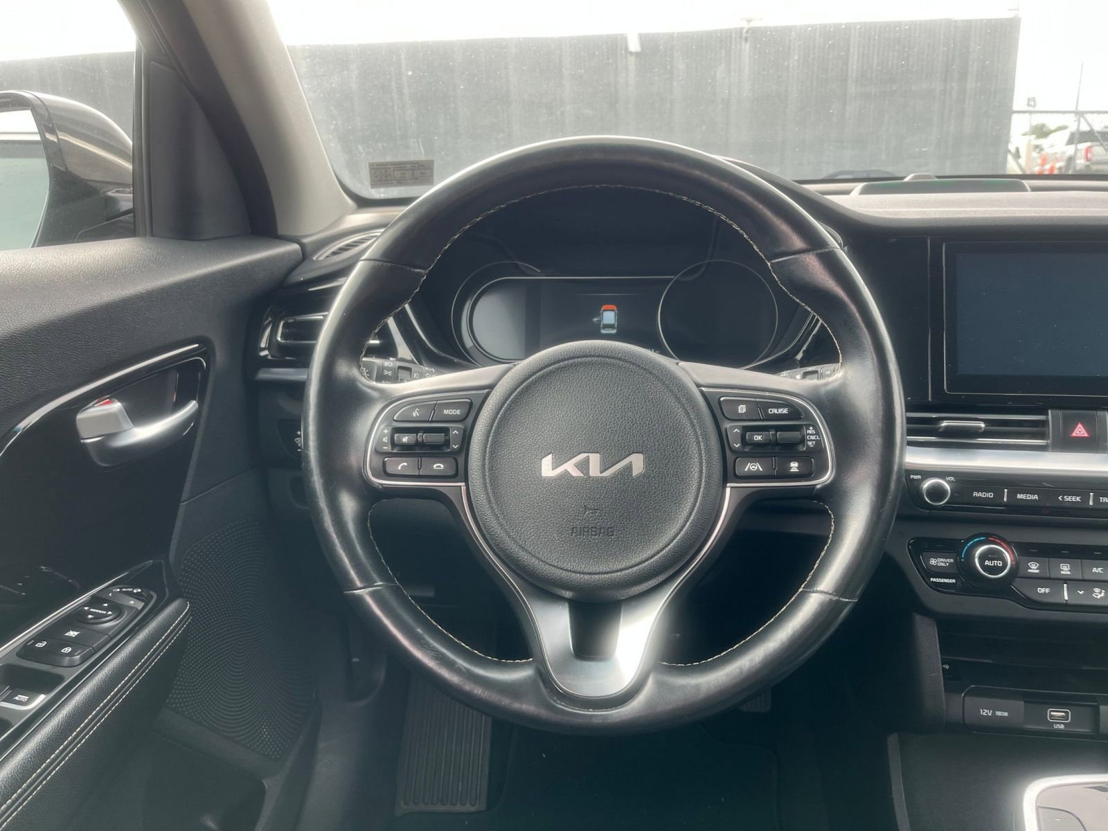 Thumbnail: 2022 Kia Niro - 31