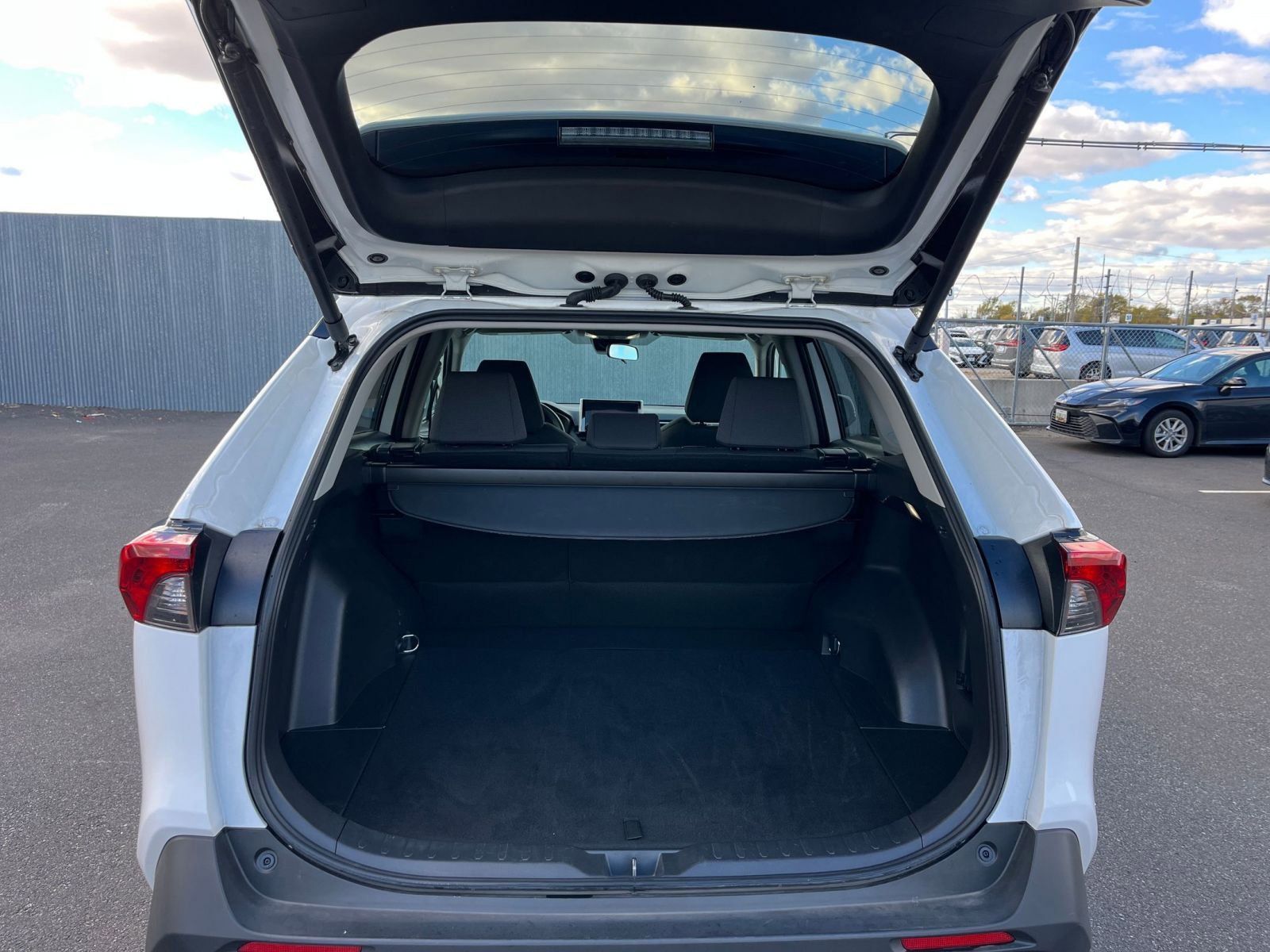 Thumbnail: 2025 Toyota RAV4 - 31