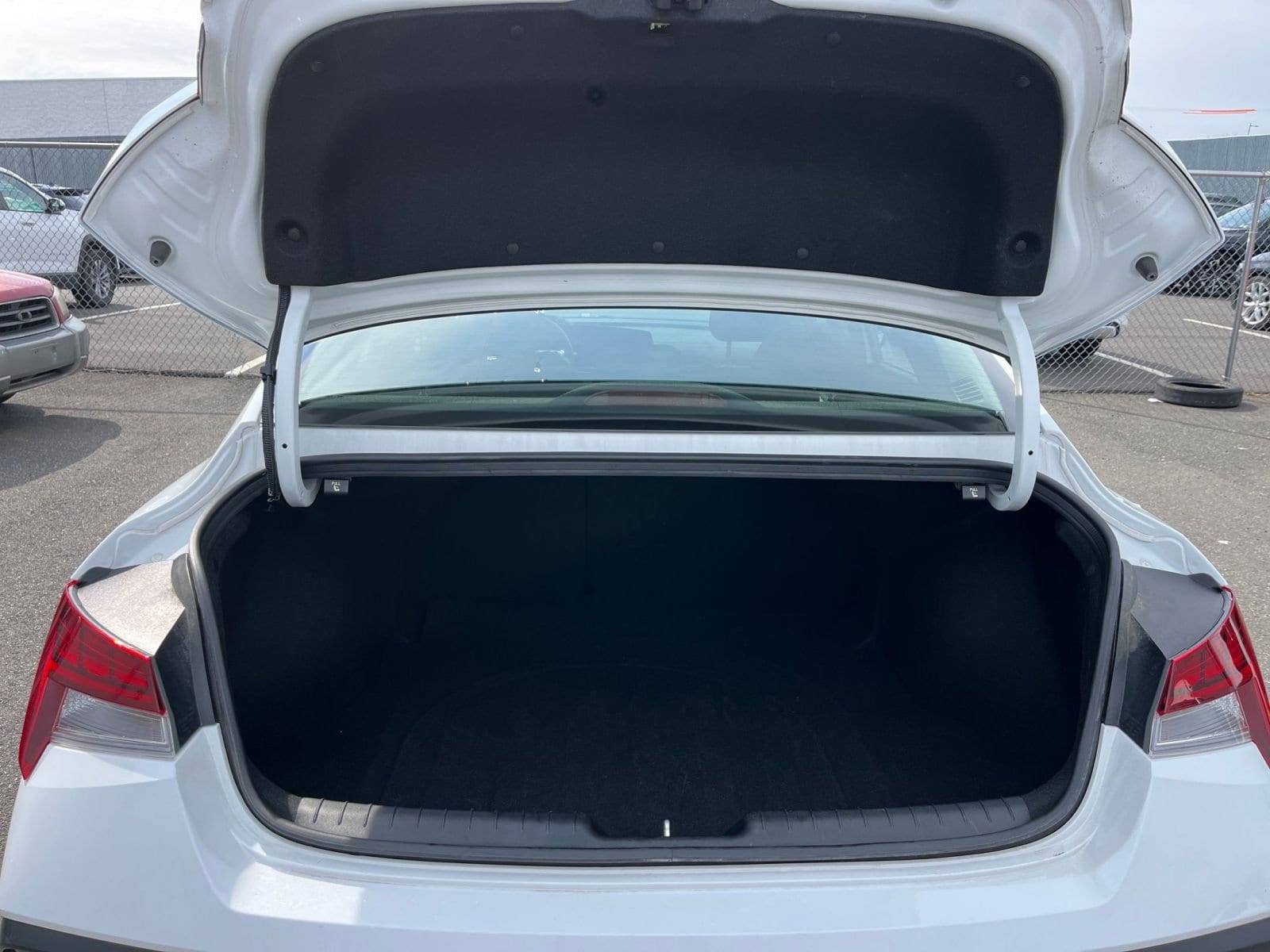 Thumbnail: 2025 Hyundai Elantra - 32