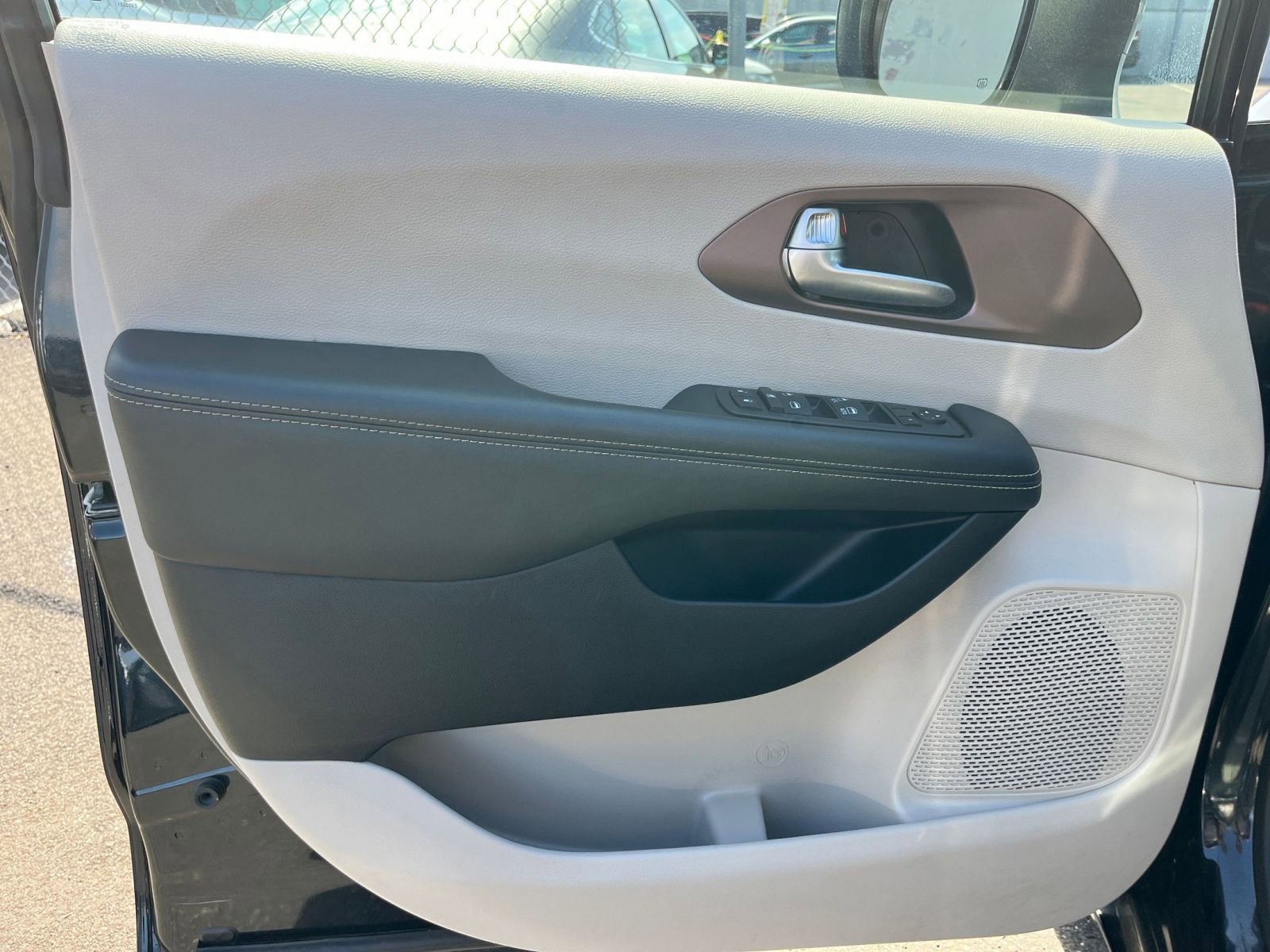 Thumbnail: 2023 Chrysler Voyager - 18