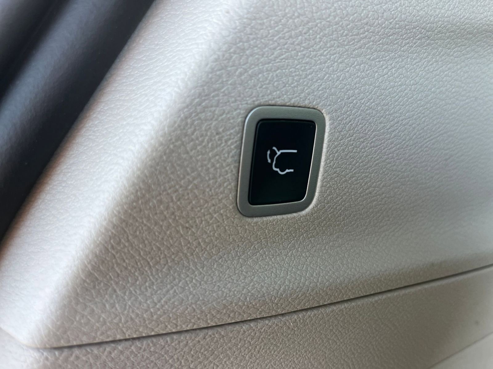 Thumbnail: 2023 Chrysler Voyager - 23