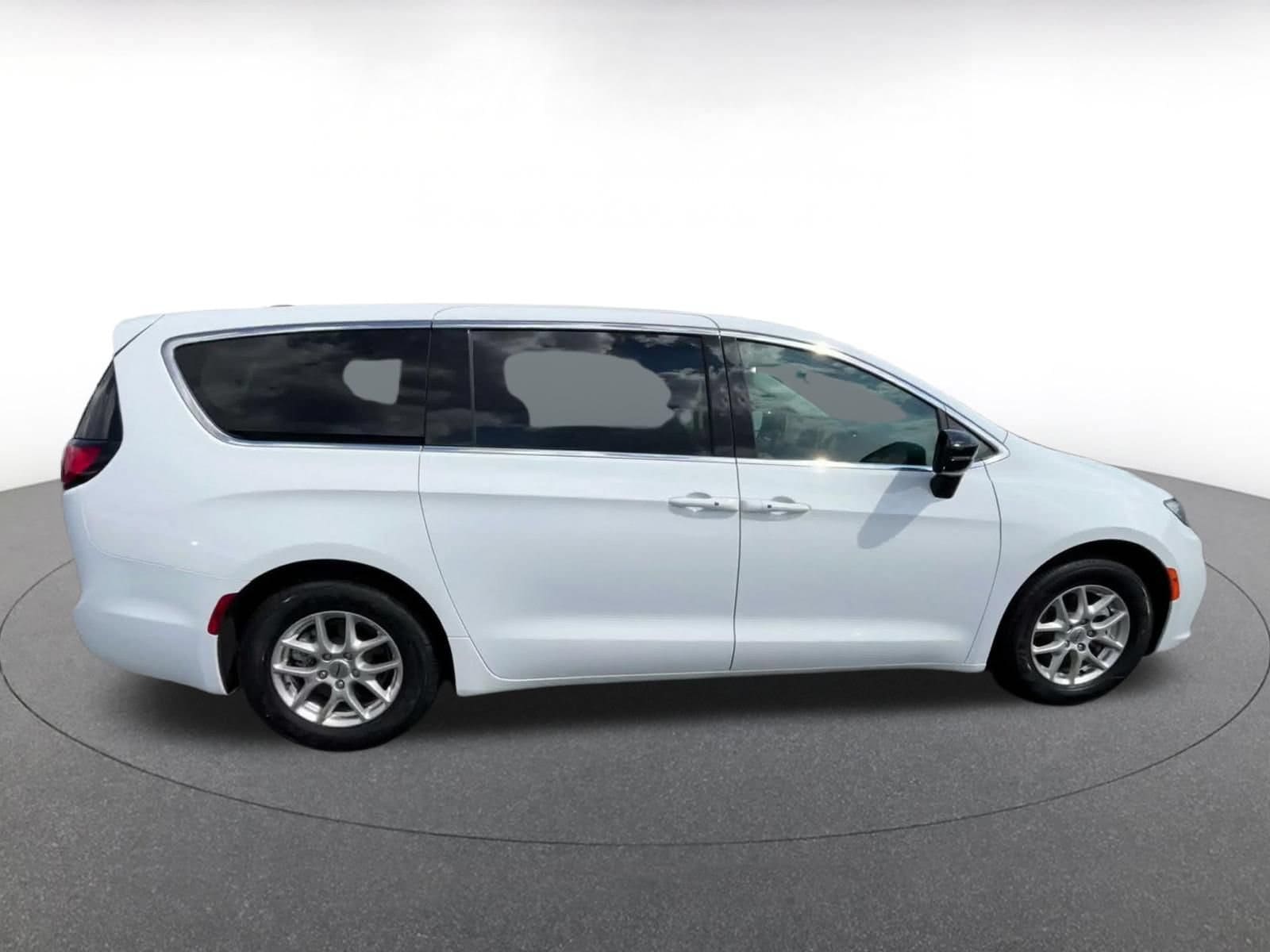 Thumbnail: 2024 Chrysler Pacifica - 15