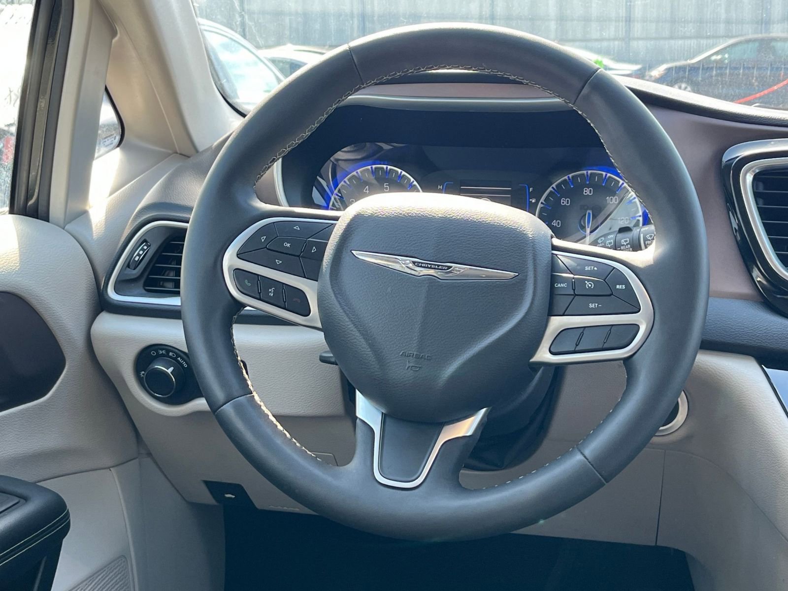 Thumbnail: 2023 Chrysler Voyager - 30