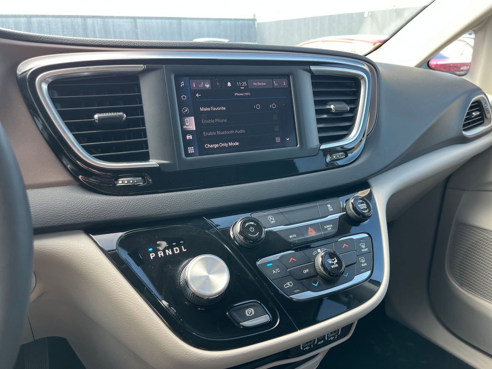 Thumbnail: 2023 Chrysler Voyager - 20