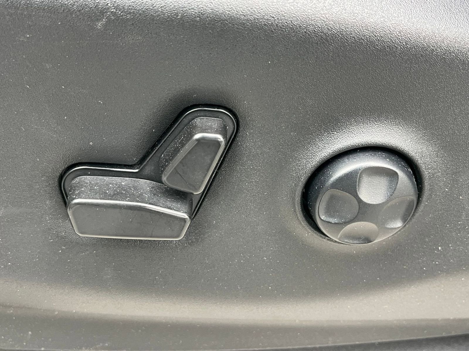 Thumbnail: 2023 Chrysler Voyager - 22