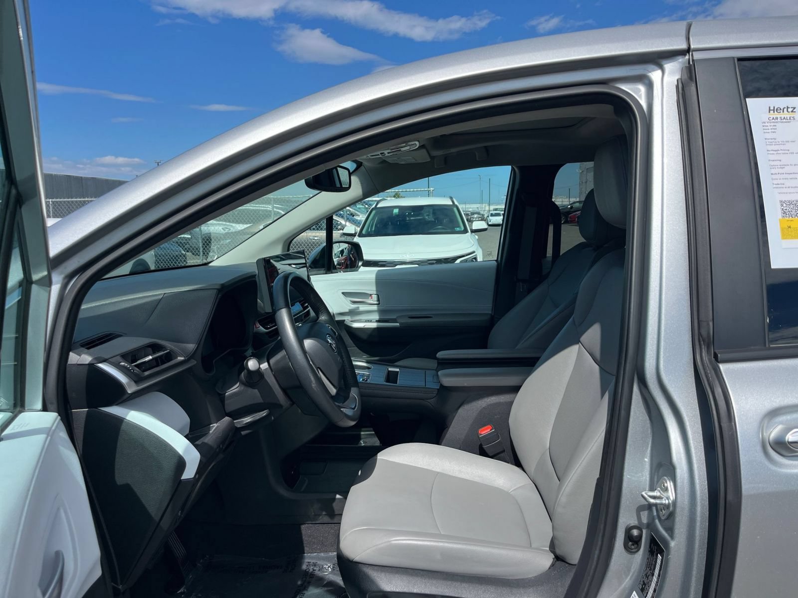 Thumbnail: 2025 Toyota Sienna - 27
