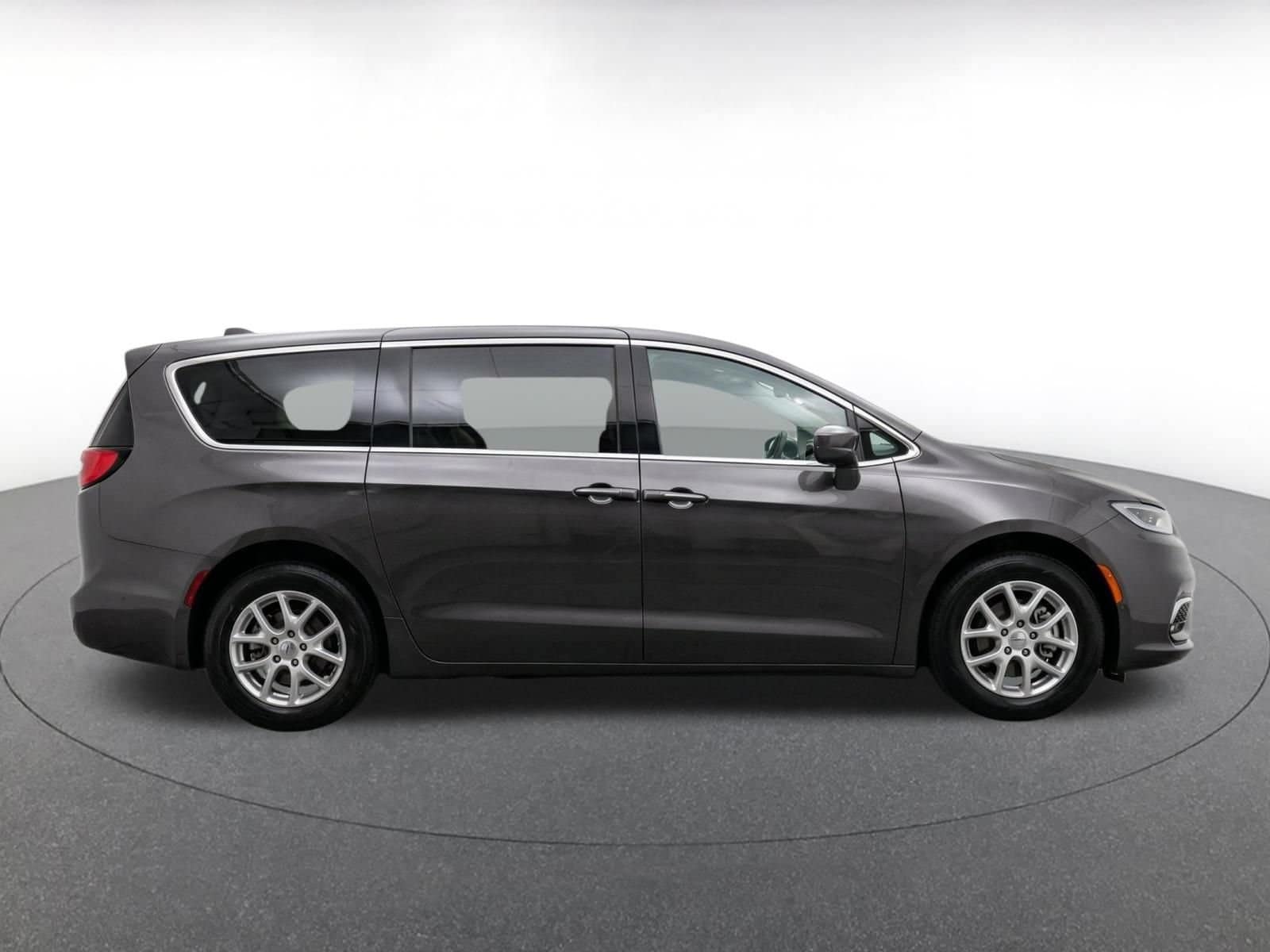 Thumbnail: 2024 Chrysler Voyager - 10