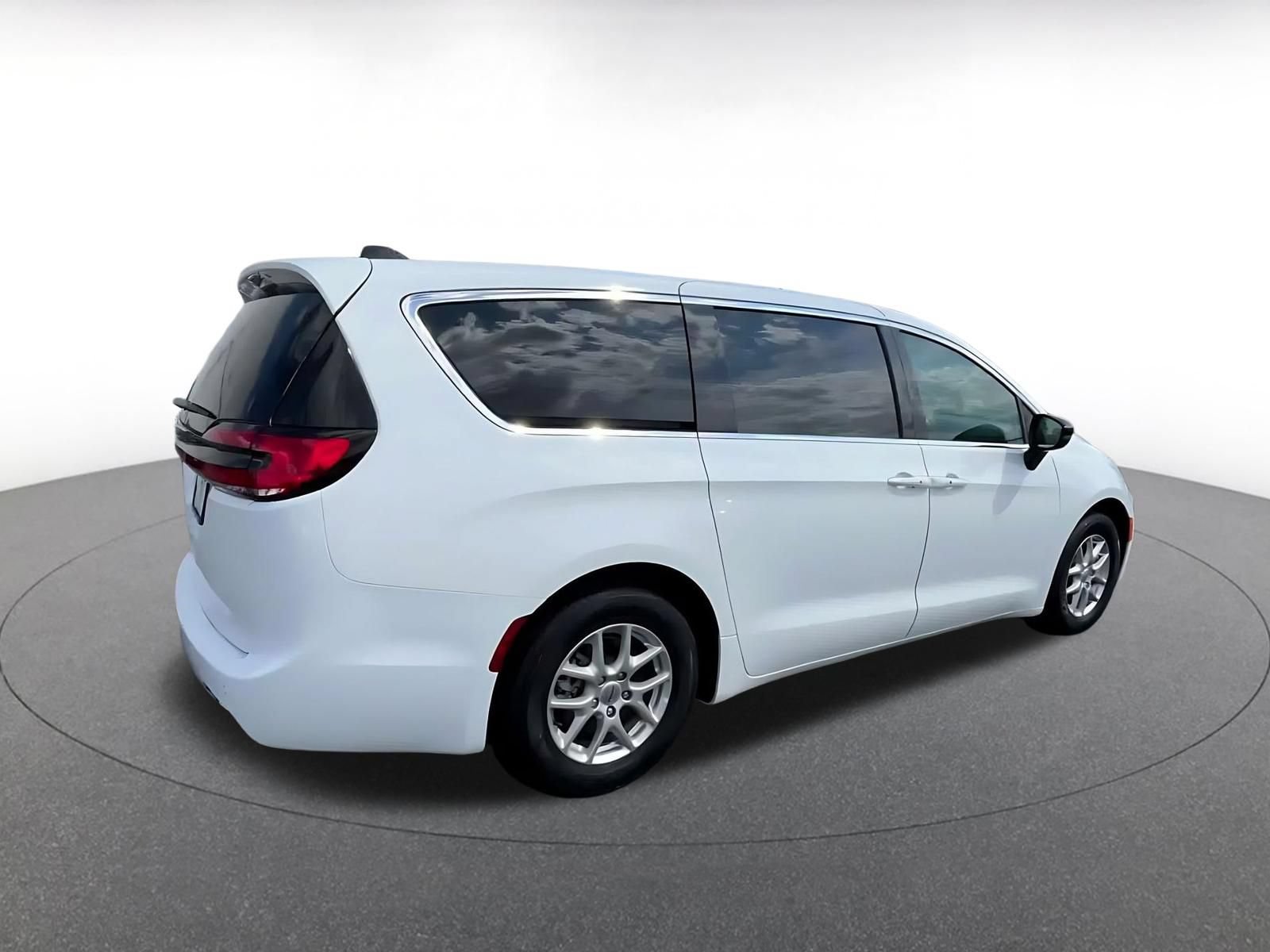 Thumbnail: 2024 Chrysler Pacifica - 14