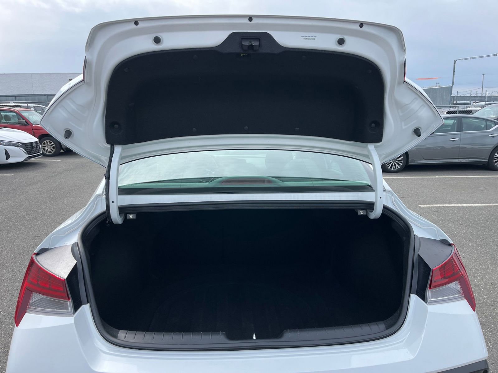 Thumbnail: 2025 Hyundai Elantra - 32