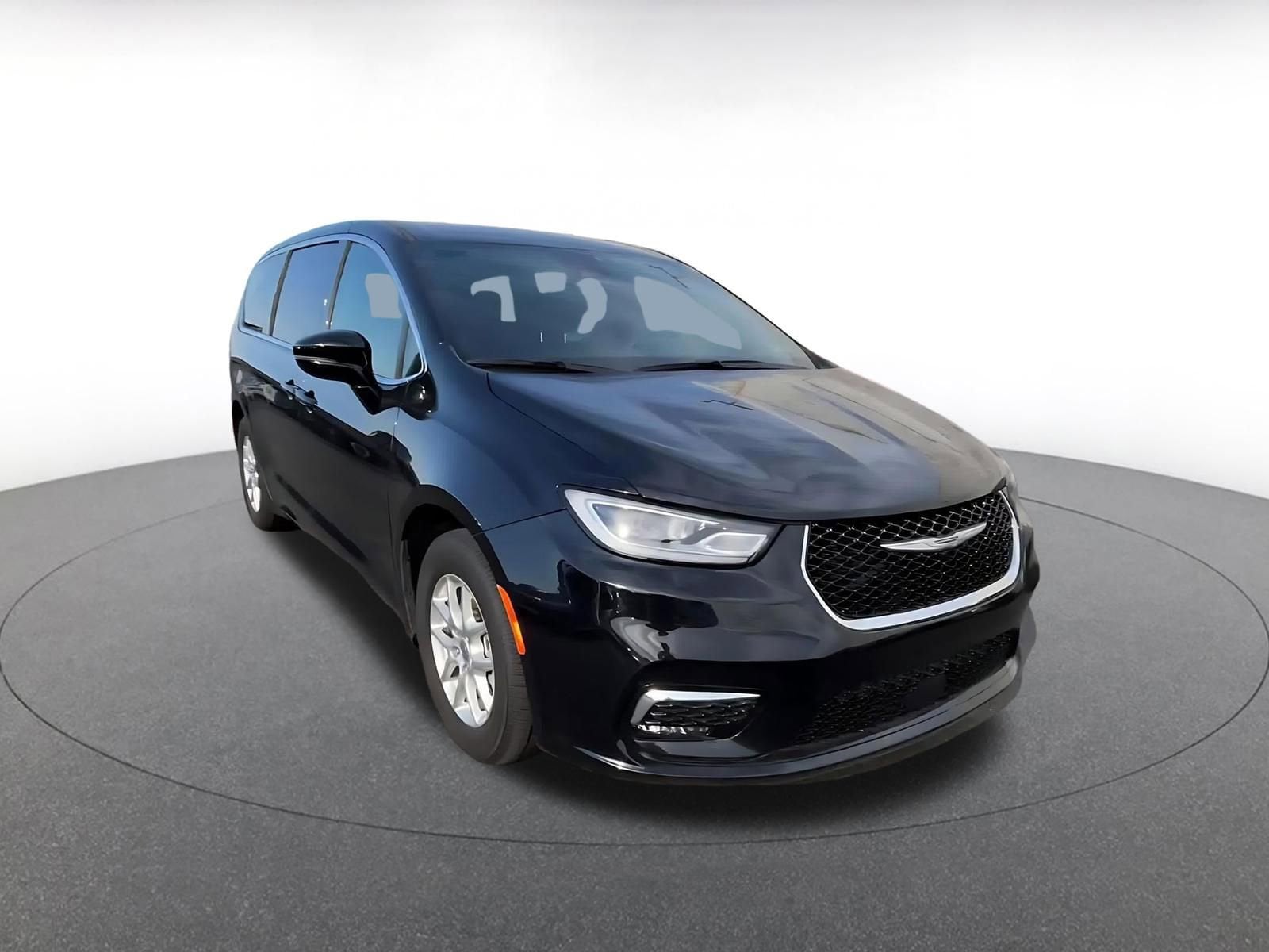 Thumbnail: 2025 Chrysler Pacifica - 3