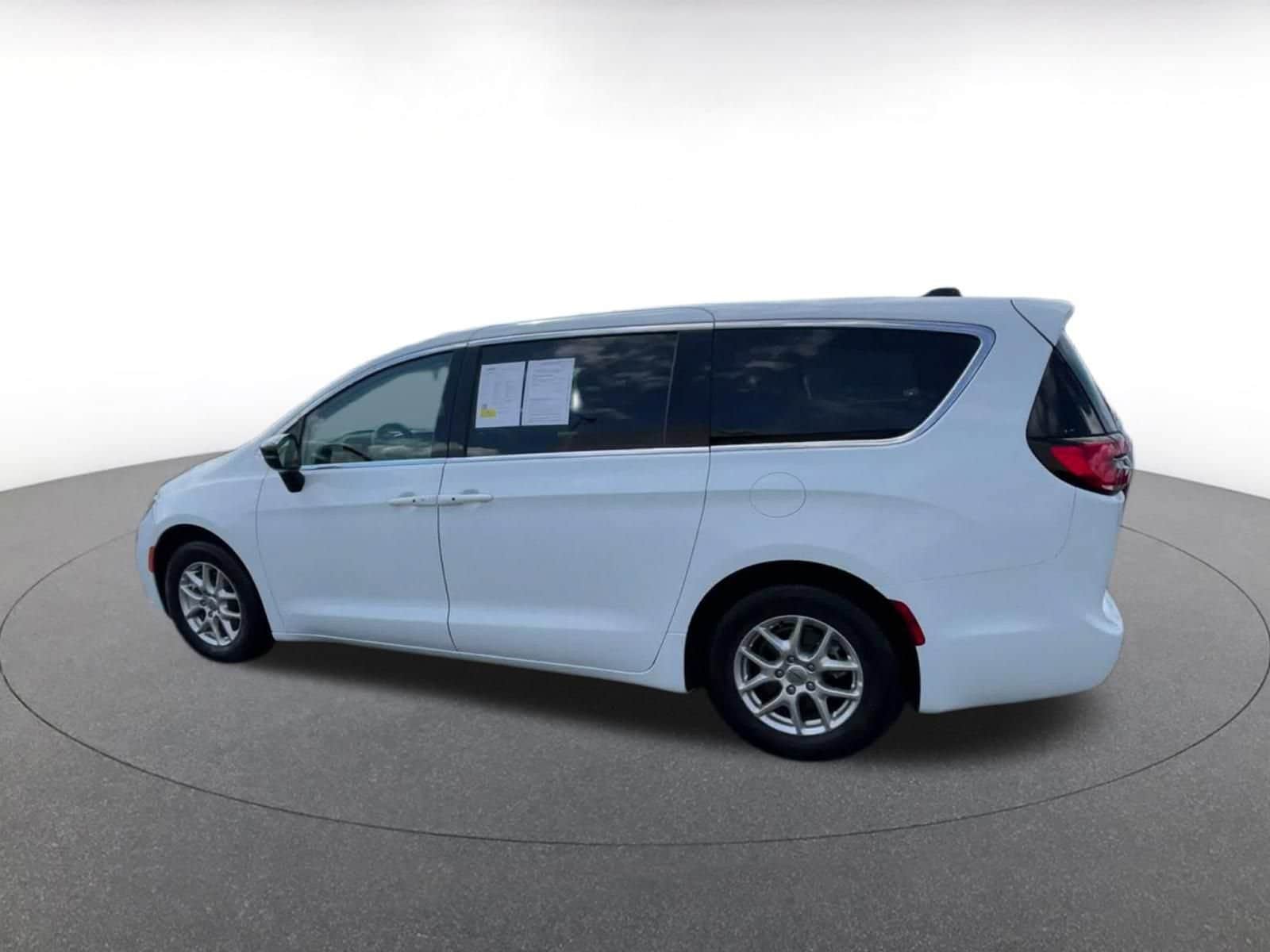 Thumbnail: 2024 Chrysler Pacifica - 8
