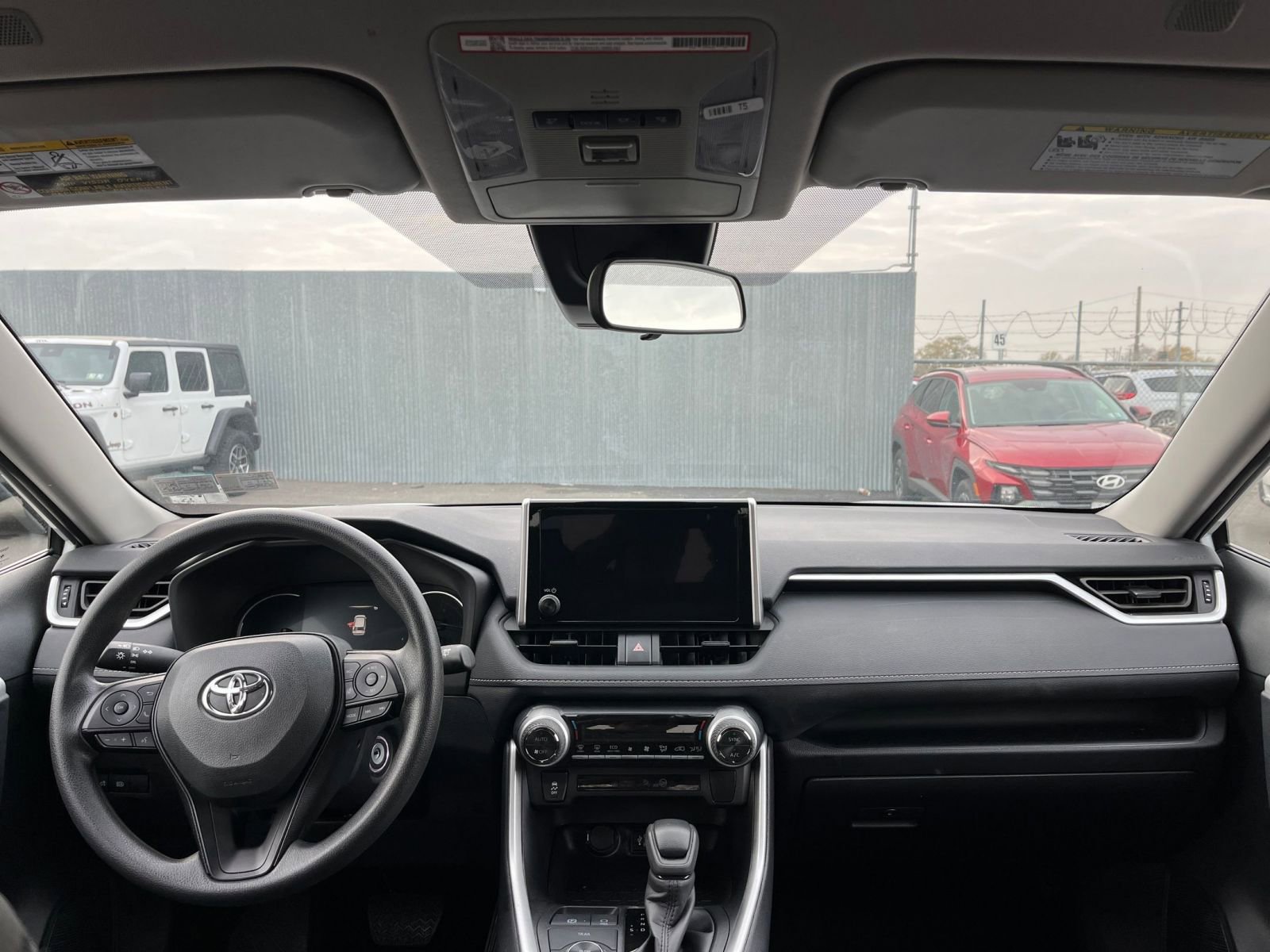 Thumbnail: 2025 Toyota RAV4 - 32