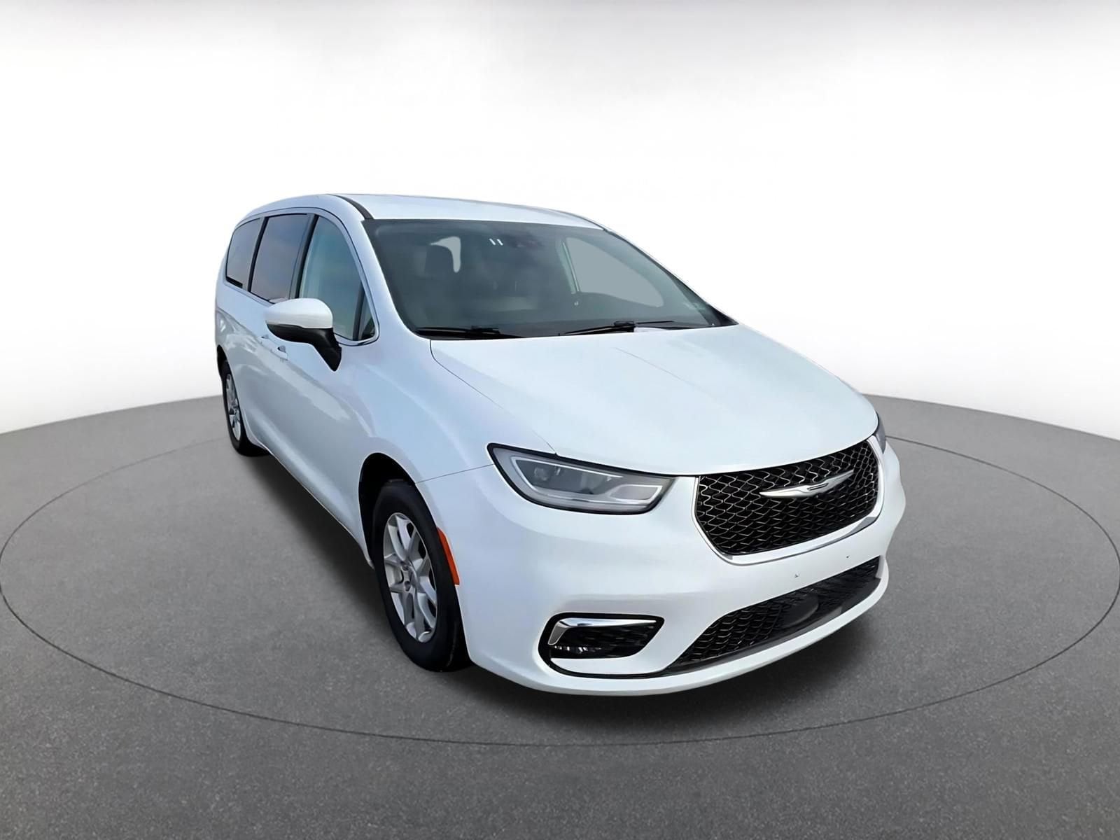 Thumbnail: 2023 Chrysler Pacifica - 3