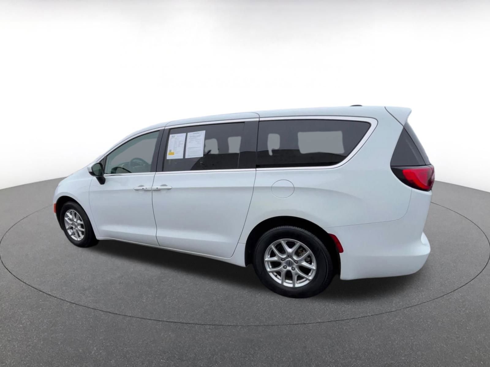 Thumbnail: 2023 Chrysler Voyager - 10