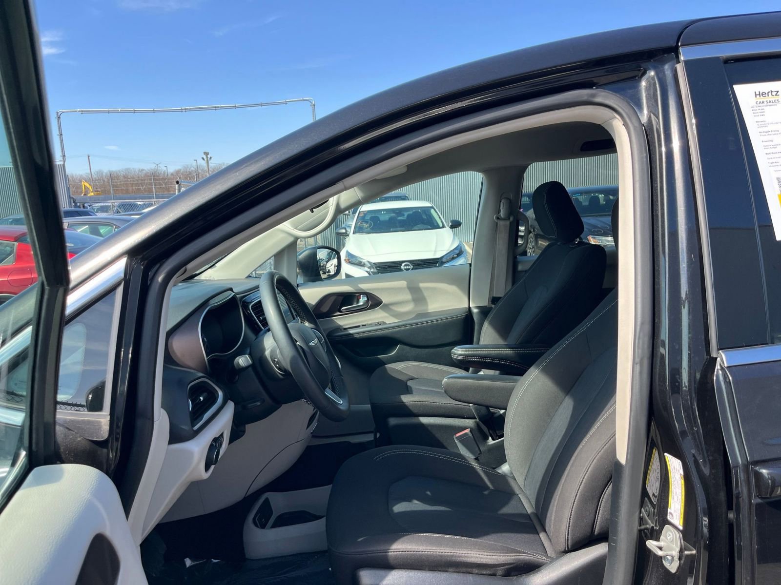 Thumbnail: 2023 Chrysler Voyager - 29