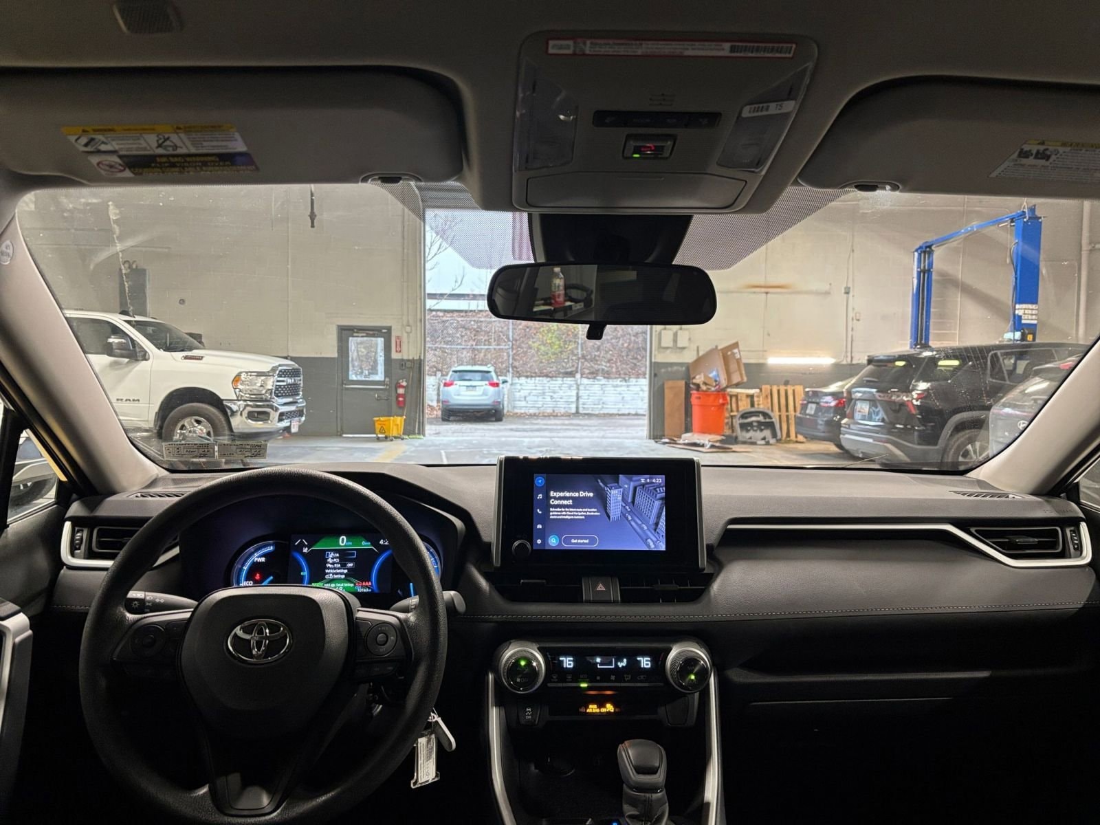 Thumbnail: 2025 Toyota RAV4 - 32