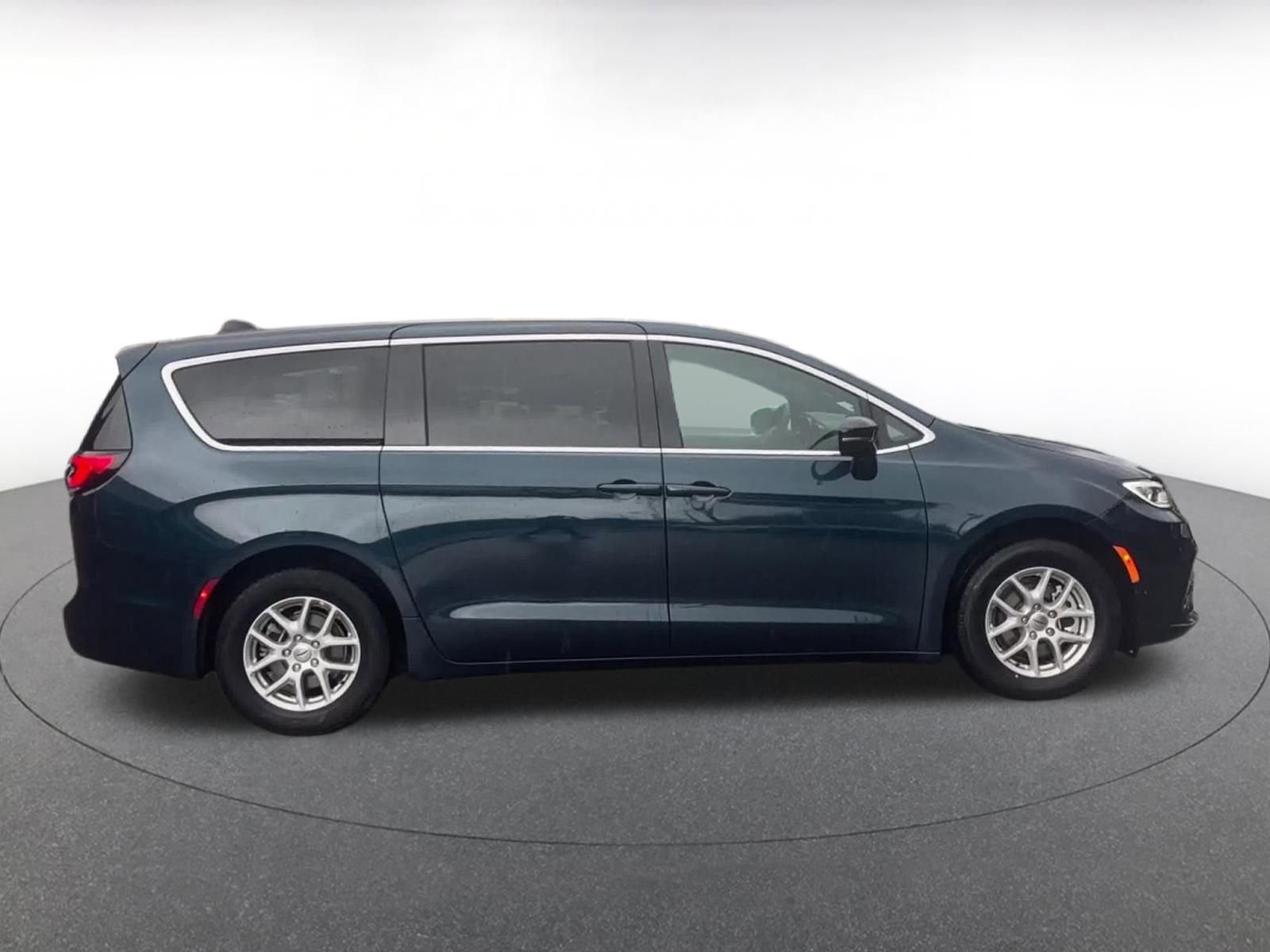 Thumbnail: 2025 Chrysler Pacifica - 16