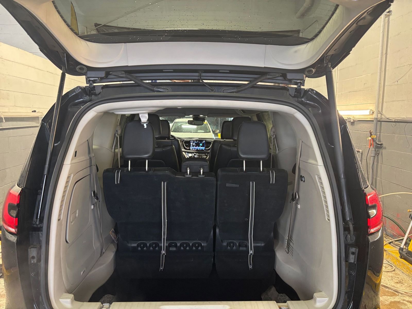 Thumbnail: 2023 Chrysler Pacifica - 33