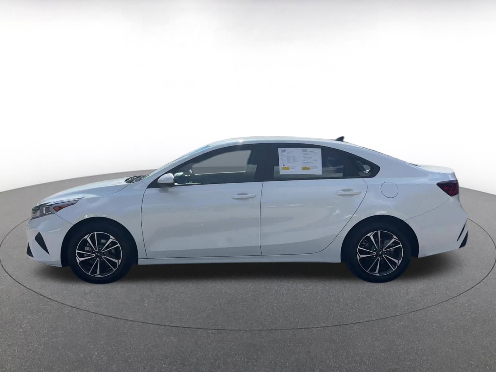 Thumbnail: 2024 Kia Forte - 9