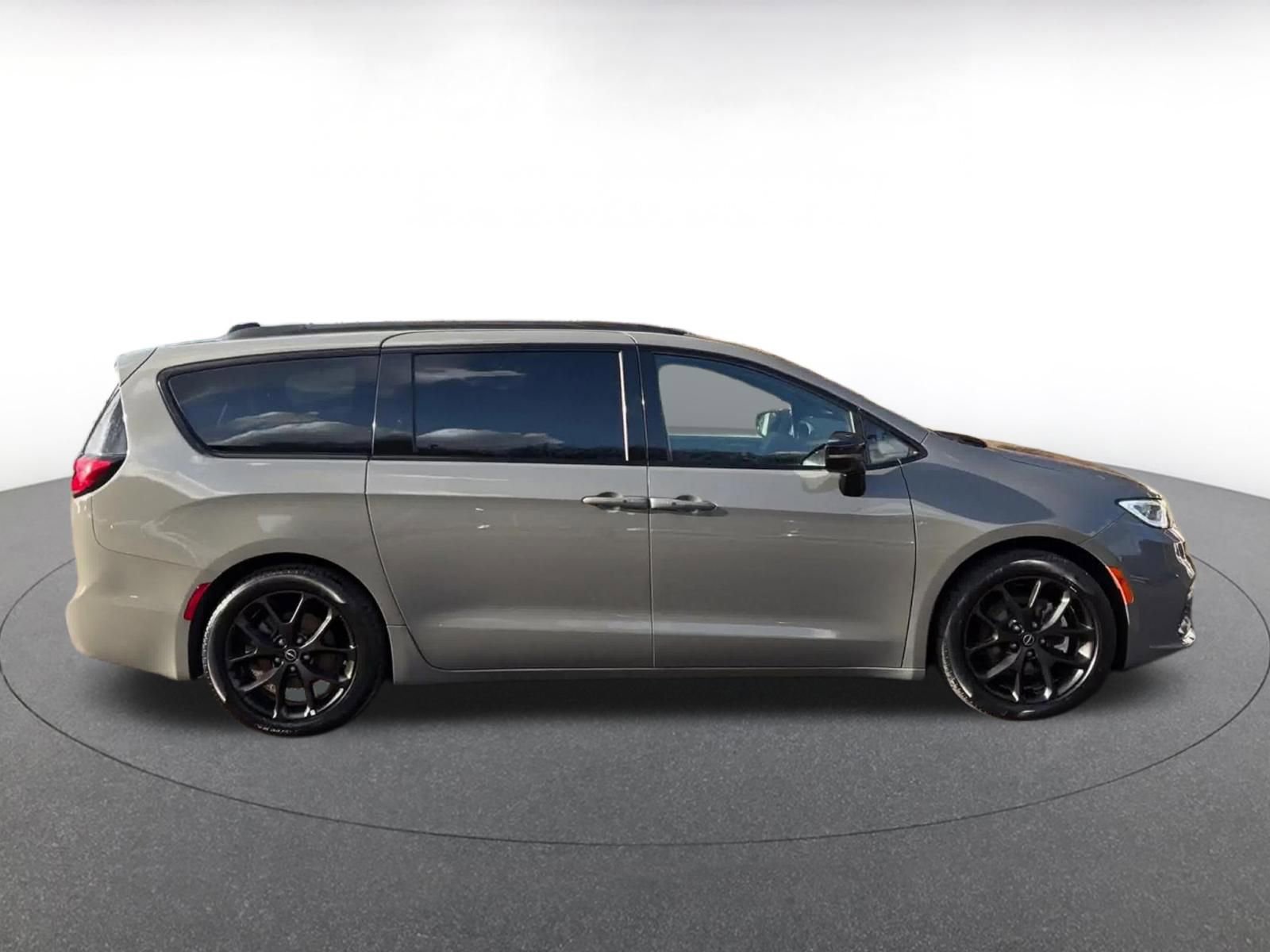 Thumbnail: 2025 Chrysler Pacifica - 16
