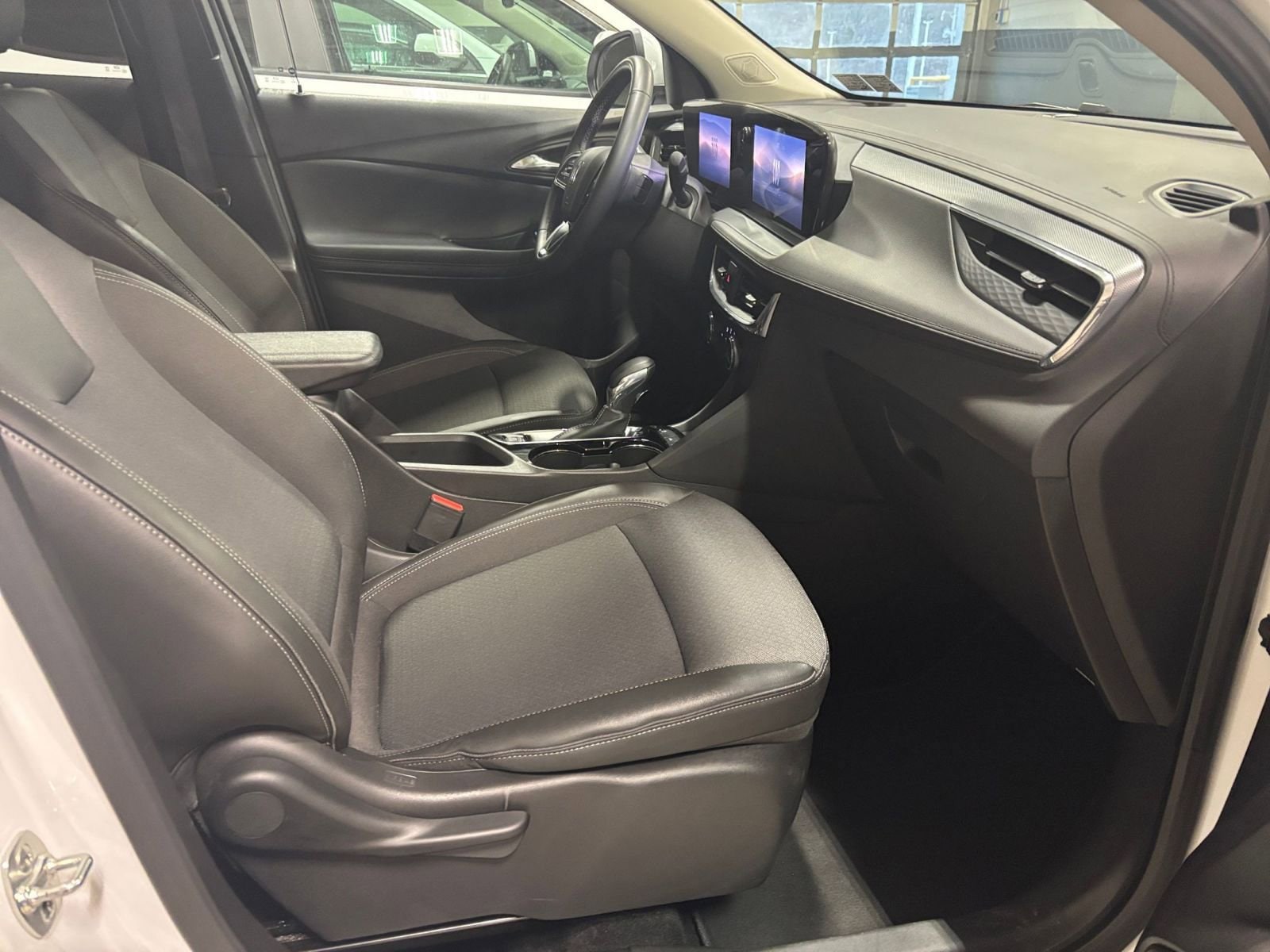 Thumbnail: 2025 Buick Encore GX - 25