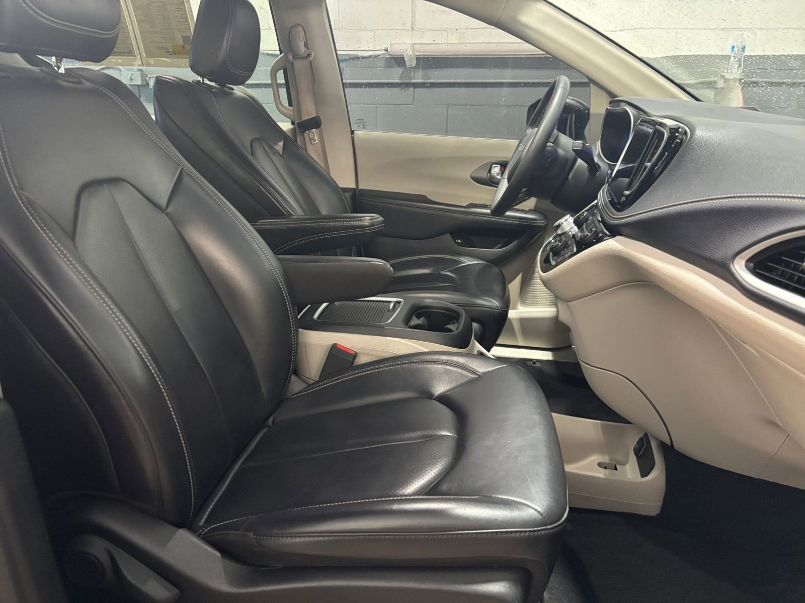 Thumbnail: 2023 Chrysler Pacifica - 28