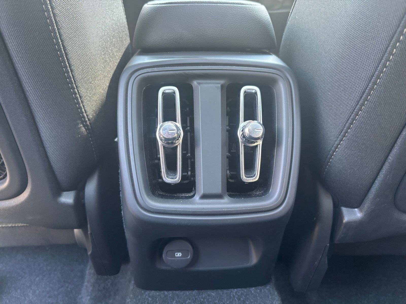 Thumbnail: 2024 Volvo XC40 - 27