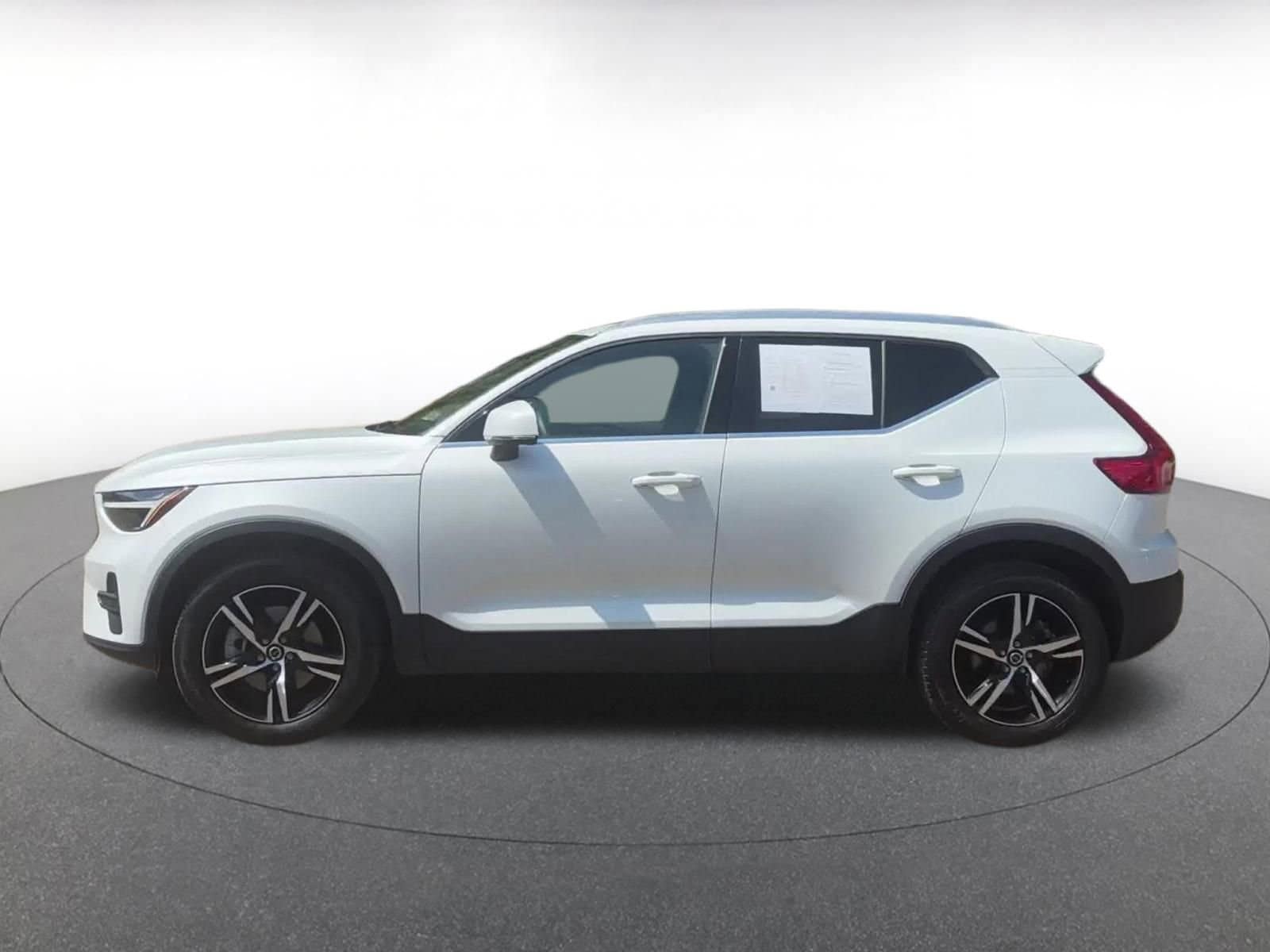 Thumbnail: 2024 Volvo XC40 - 9
