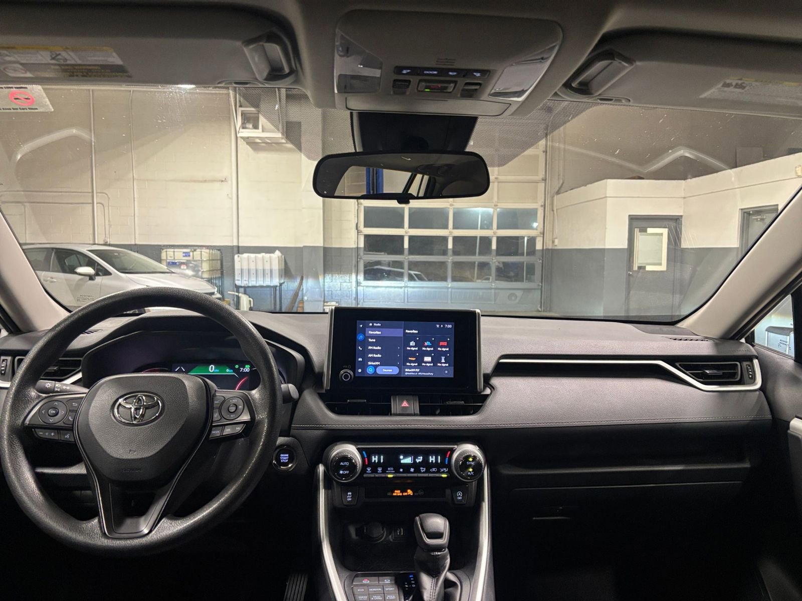 Thumbnail: 2025 Toyota RAV4 - 33