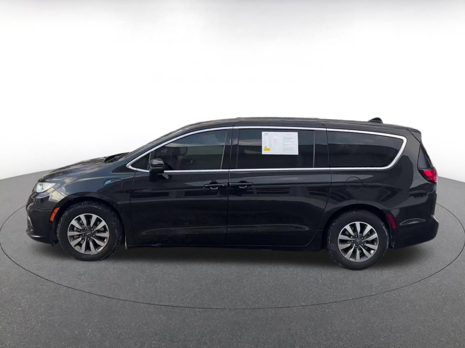 Thumbnail: 2023 Chrysler Pacifica - 9