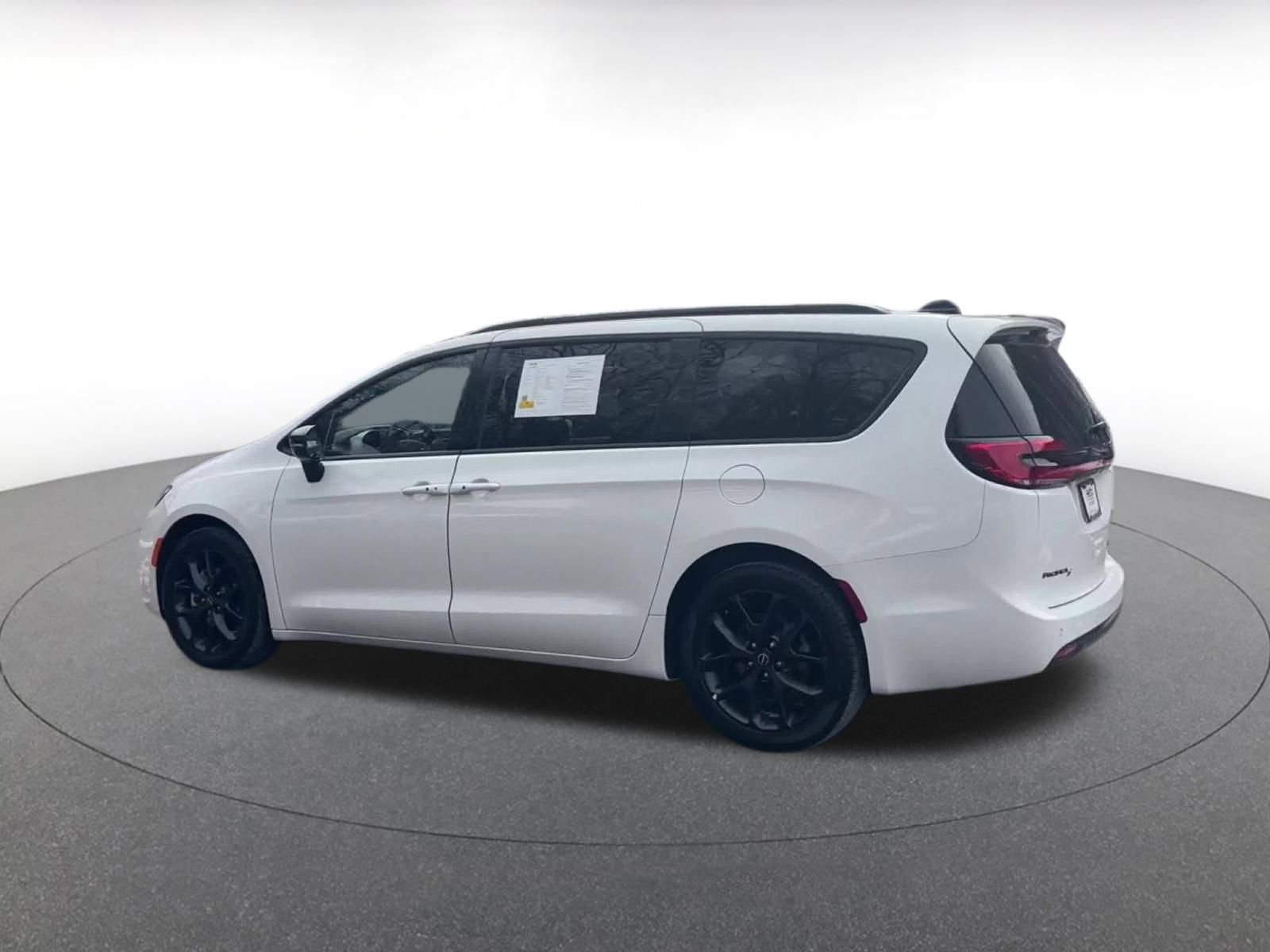 Thumbnail: 2025 Chrysler Pacifica - 10