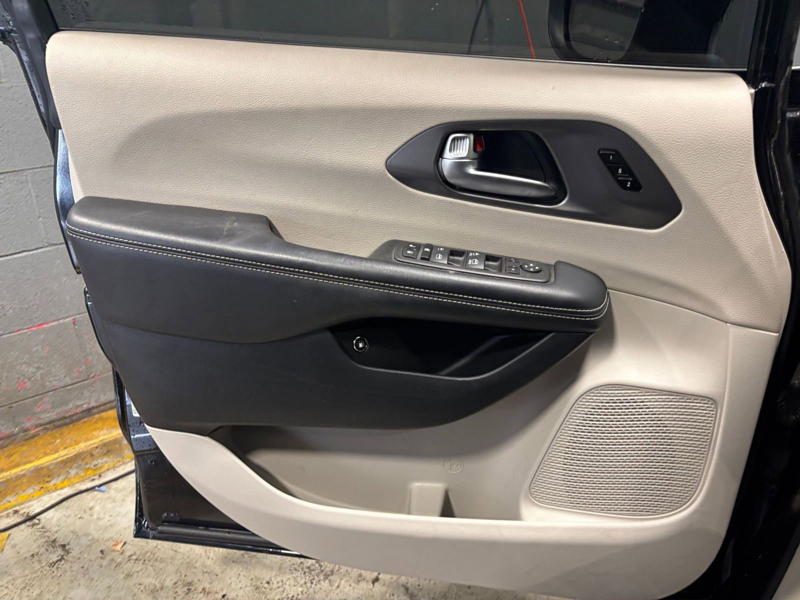 Thumbnail: 2023 Chrysler Pacifica - 18