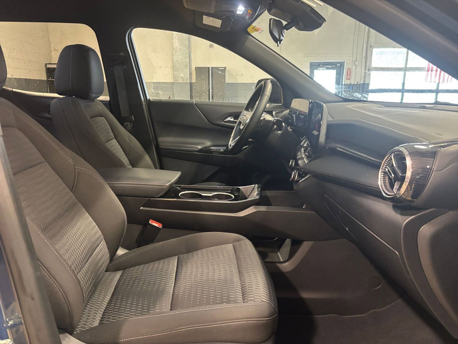 Thumbnail: 2025 Chevrolet Equinox - 25