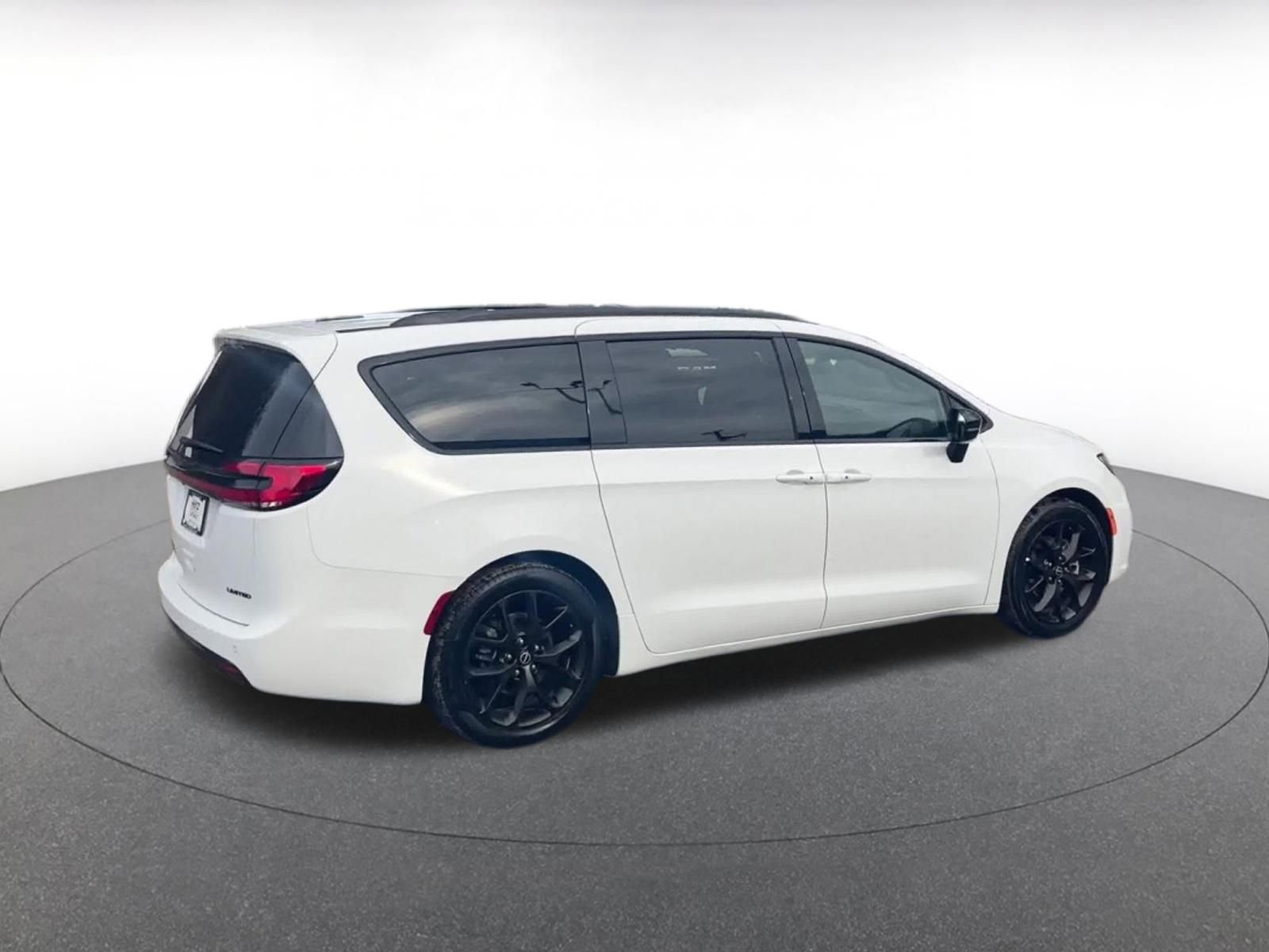 Thumbnail: 2025 Chrysler Pacifica - 15