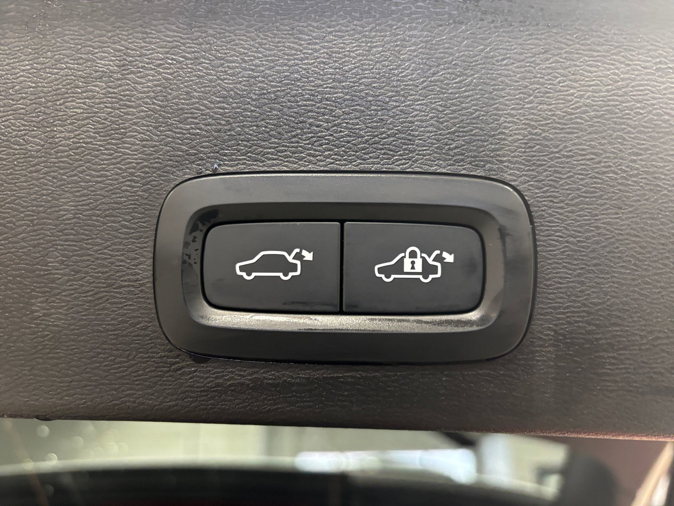 Thumbnail: 2024 Volvo XC40 - 25